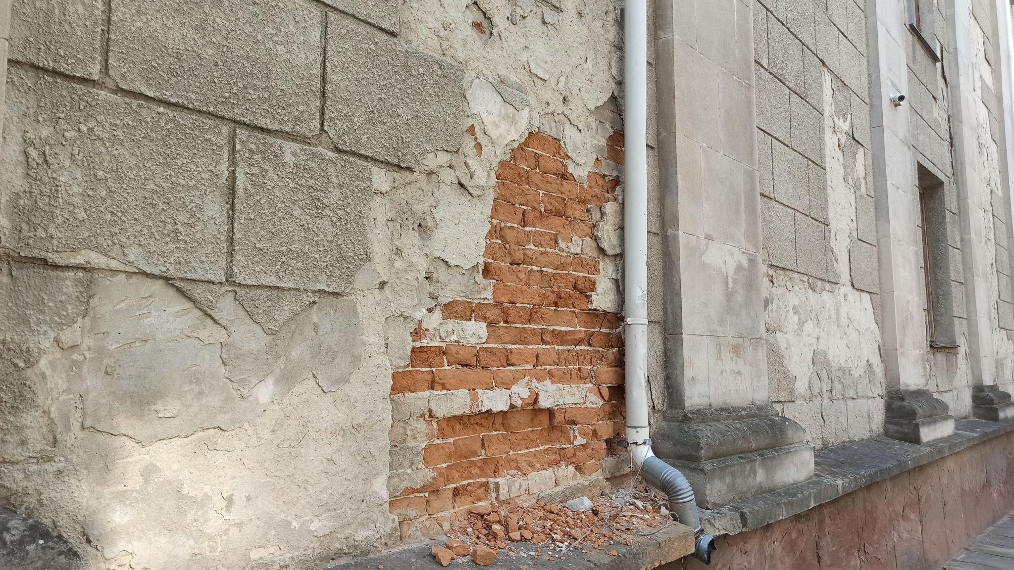 Новини Тернополя - фото з З Драмтеатру сиплеться штукатурка: як на звернення «20 хвилин» відреагували в облраді