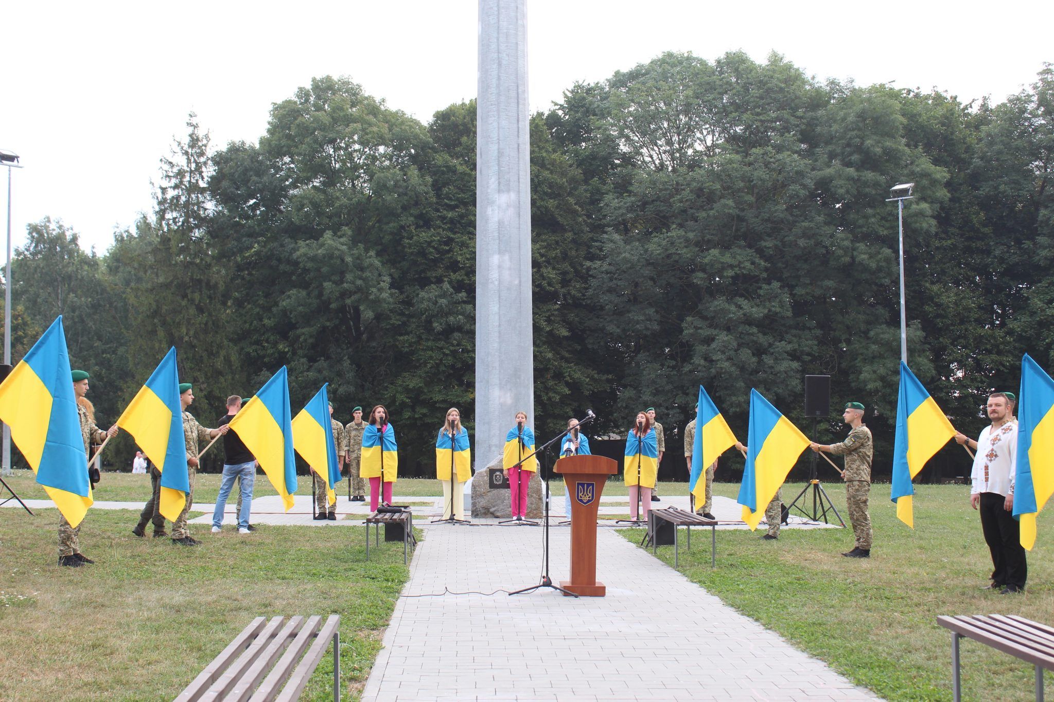 Новини Хмельницького - фото з В дендропарку "Поділля" підняли найбільший прапор на території Хмельницької області