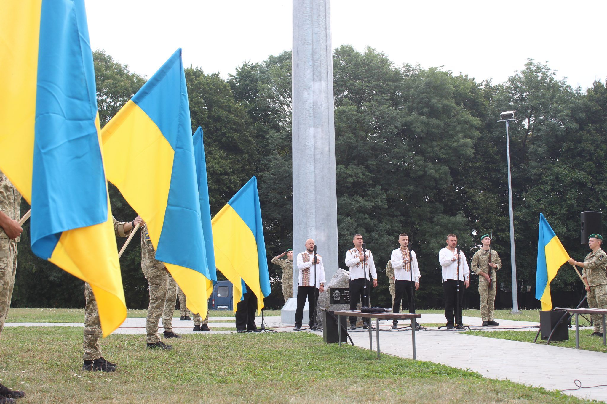Новини Хмельницького - фото з В дендропарку "Поділля" підняли найбільший прапор на території Хмельницької області