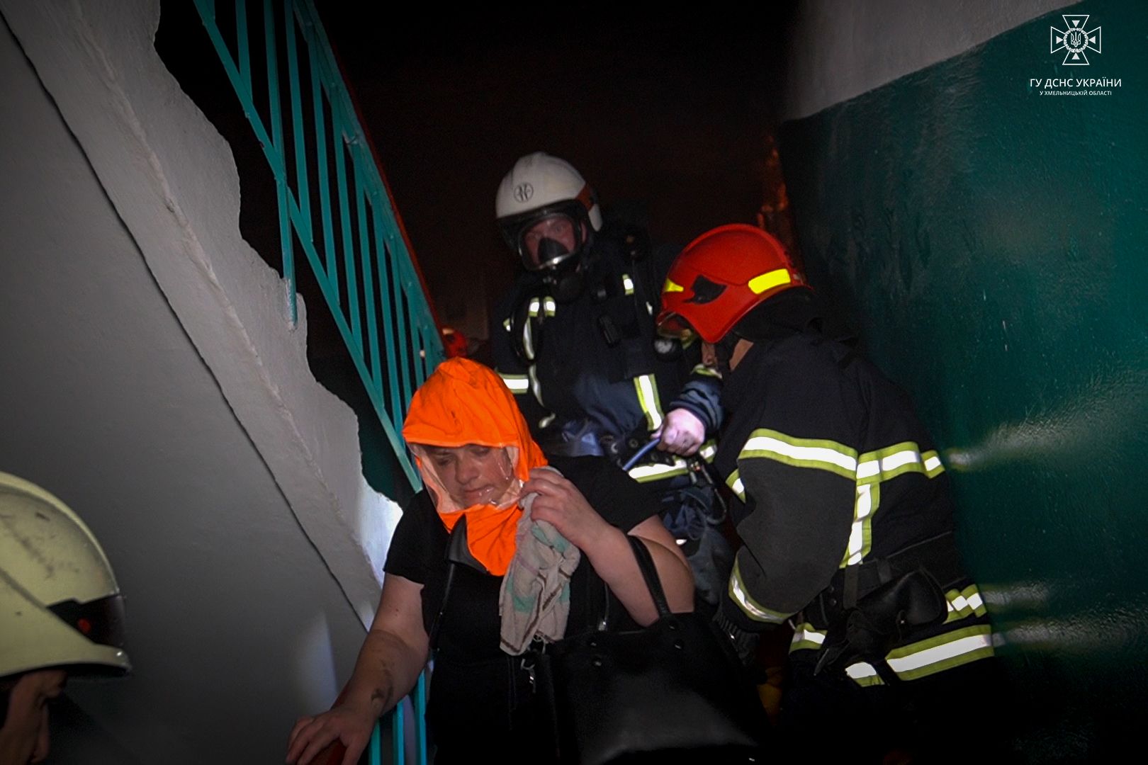 Новини Хмельницького - фото з Пожежа у багатоповерхівці на Озерній: врятували трьох дітей і трьох дорослих (ФОТО, ВІДЕО)