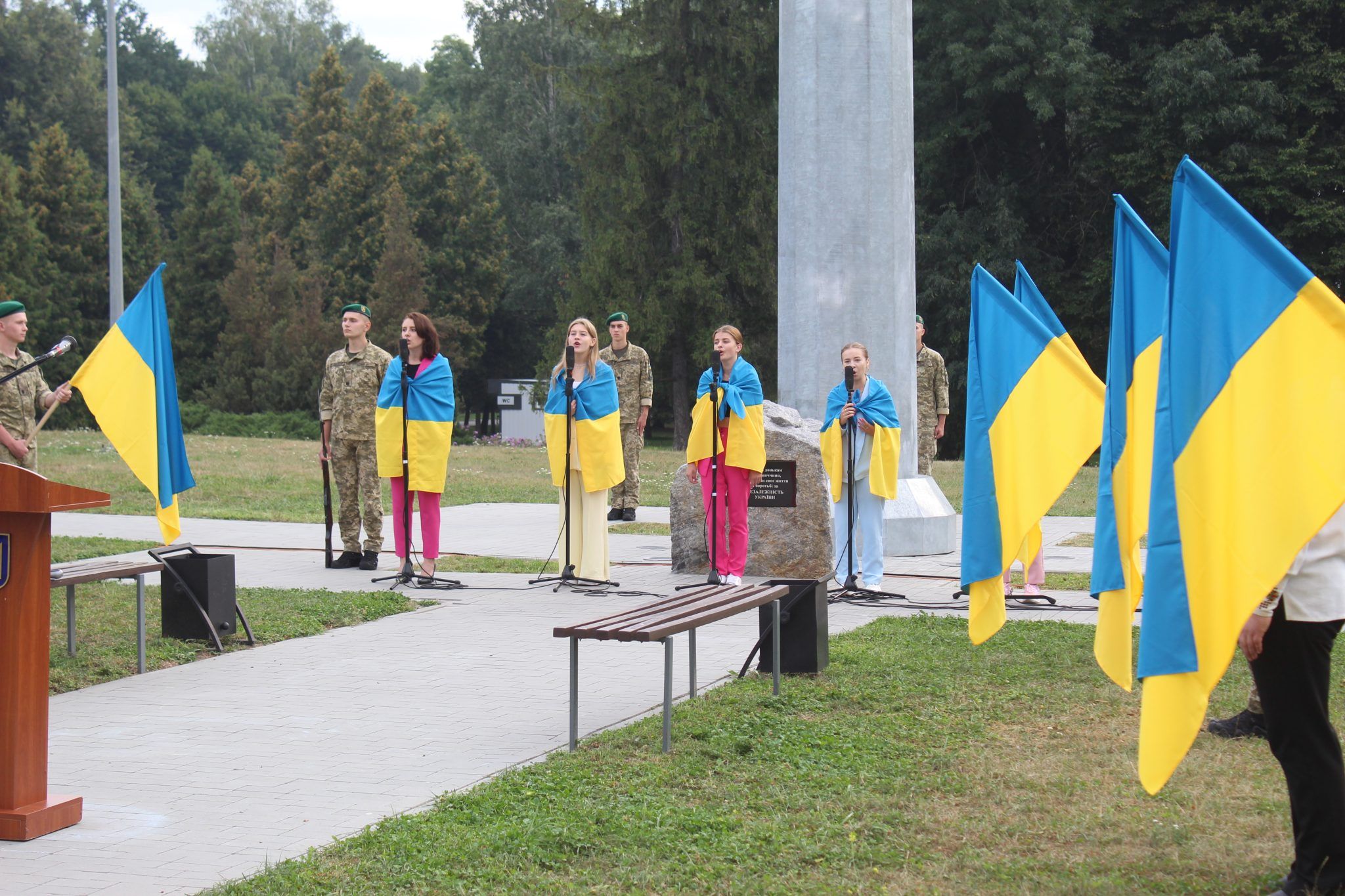 Новини Хмельницького - фото з В дендропарку "Поділля" підняли найбільший прапор на території Хмельницької області
