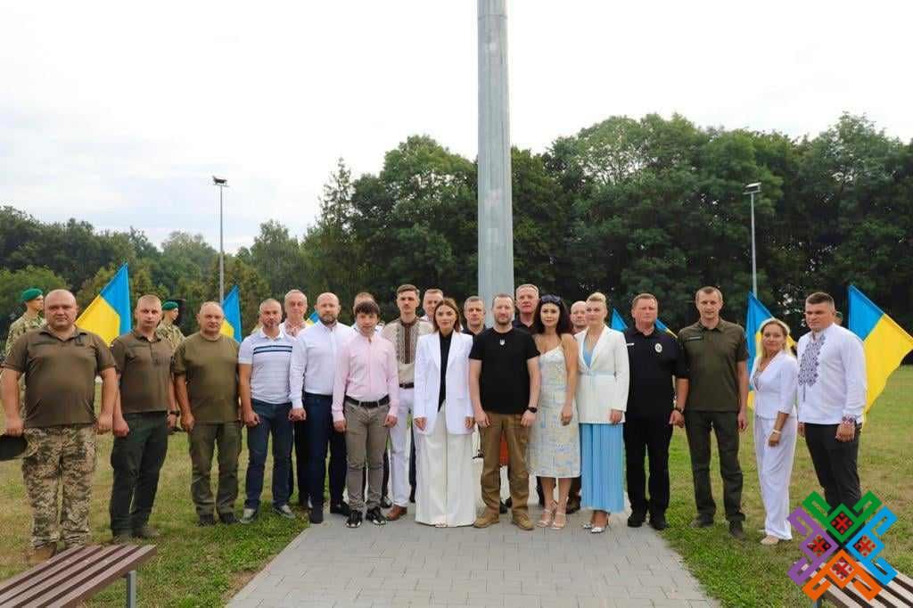 Новини Хмельницького - фото з В дендропарку "Поділля" підняли найбільший прапор на території Хмельницької області