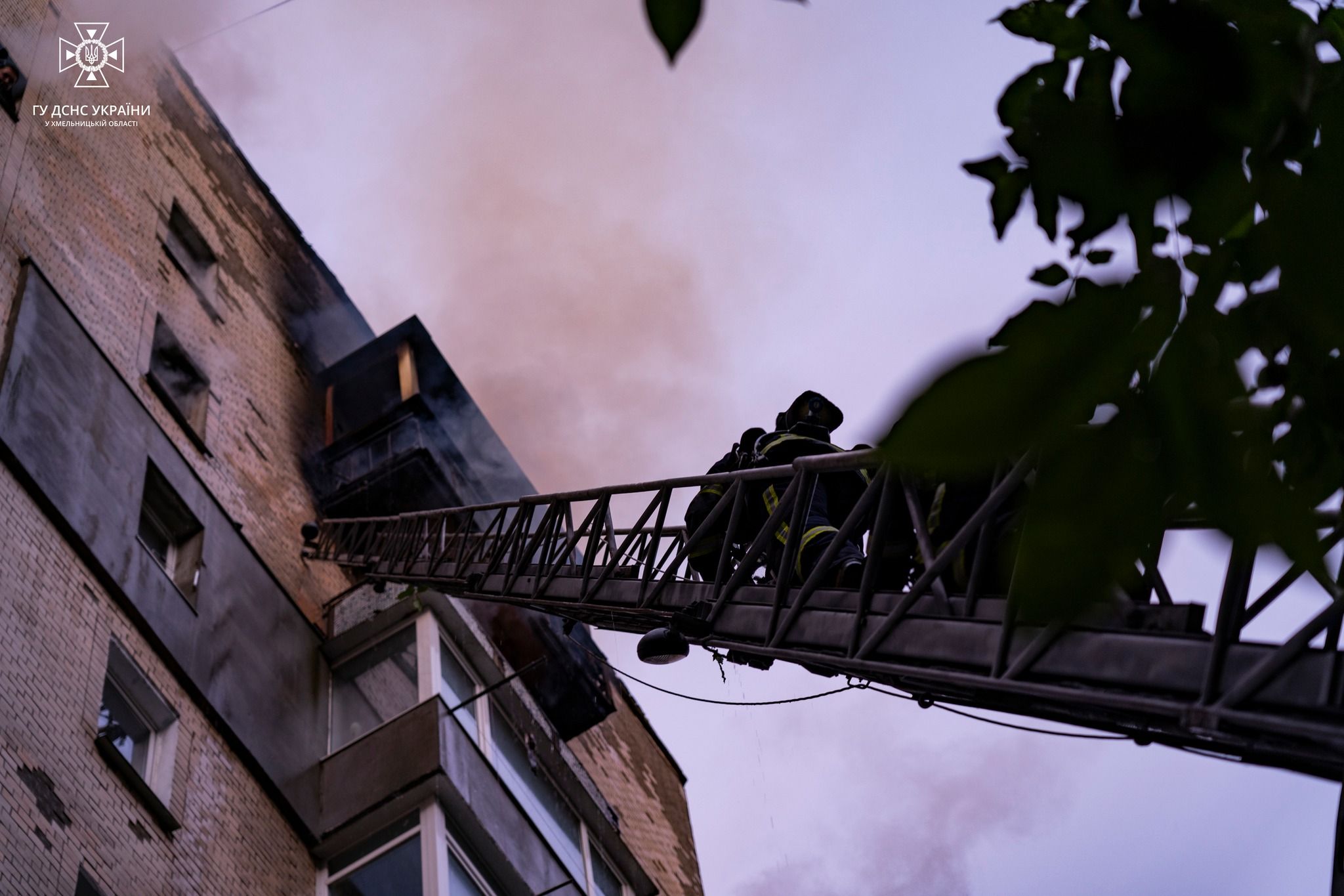 Новини Хмельницького - фото з Пожежа у багатоповерхівці на Озерній: врятували трьох дітей і трьох дорослих (ФОТО, ВІДЕО)