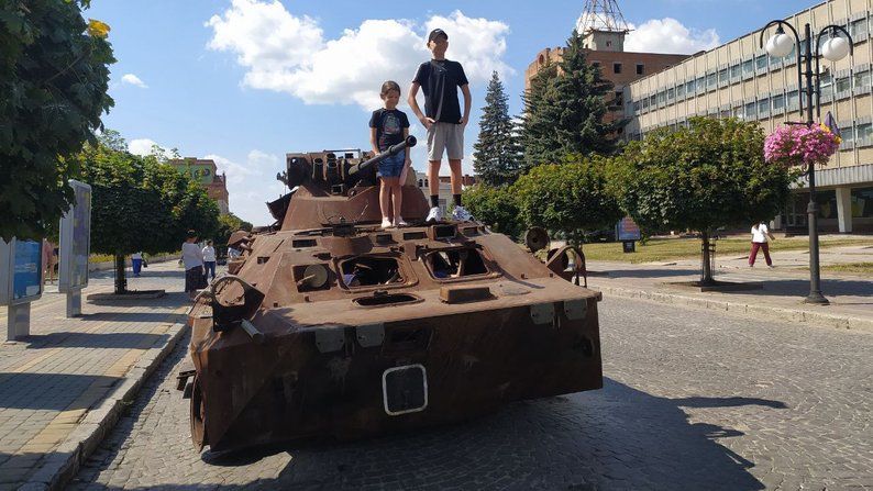 Новини Хмельницького - фото з У центрі Кам’янця виставили знищену російську техніку. Чому обурені місцеві