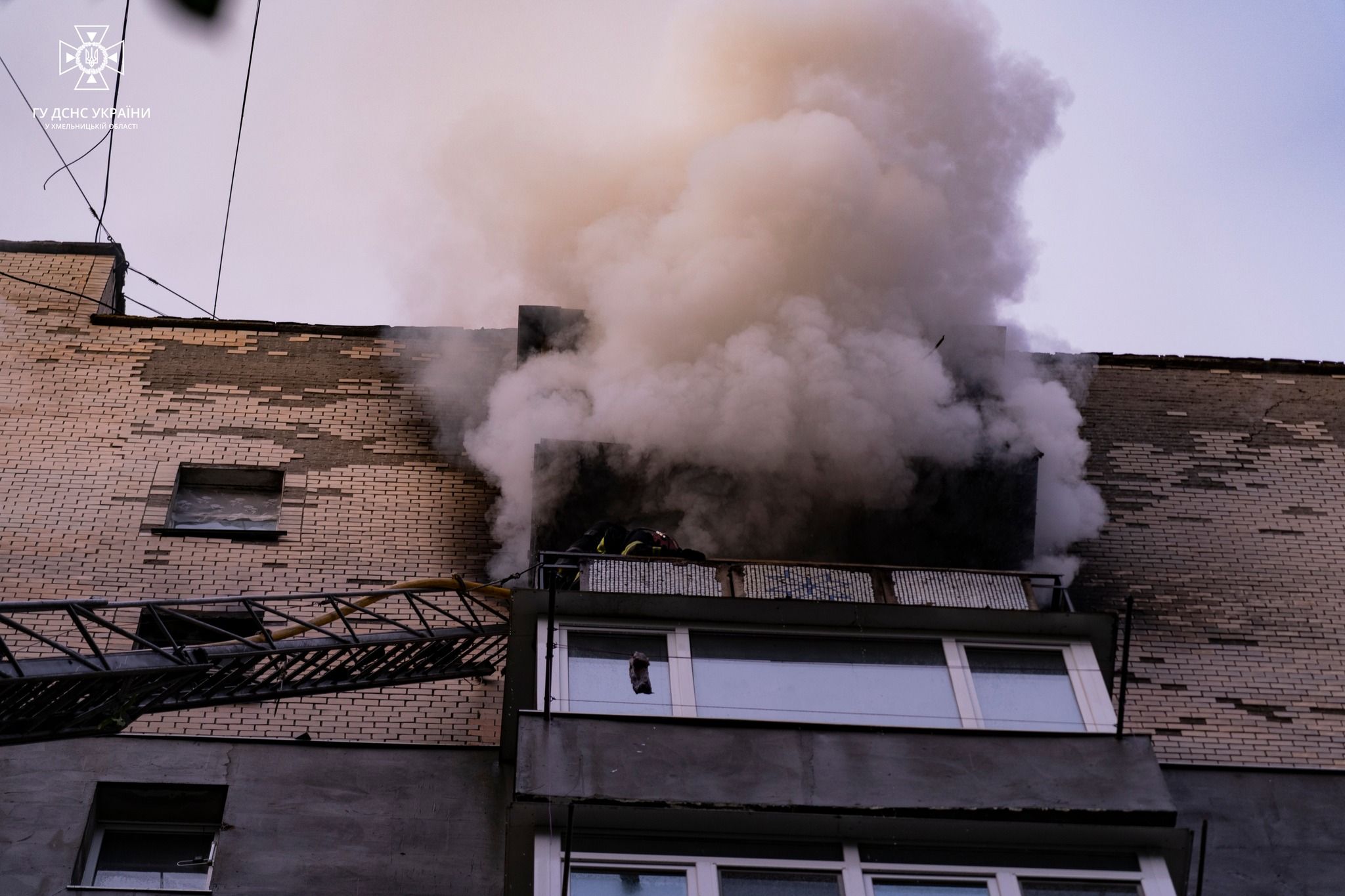 Новини Хмельницького - фото з Пожежа у багатоповерхівці на Озерній: врятували трьох дітей і трьох дорослих (ФОТО, ВІДЕО)