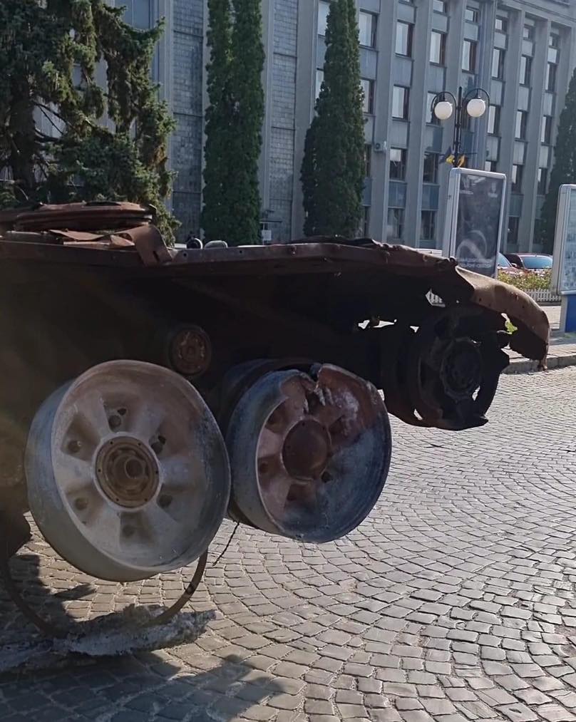 Новини Хмельницького - фото з У центрі Кам’янця виставили знищену російську техніку. Чому обурені місцеві