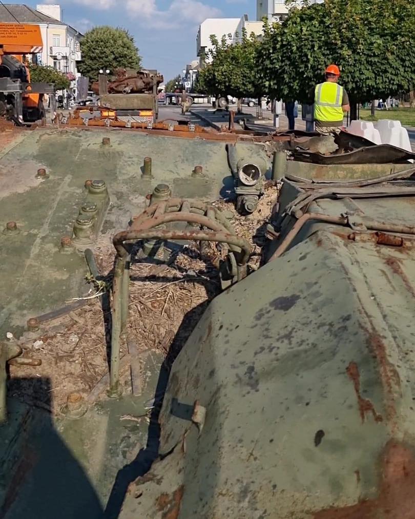 Новини Хмельницького - фото з У центрі Кам’янця виставили знищену російську техніку. Чому обурені місцеві