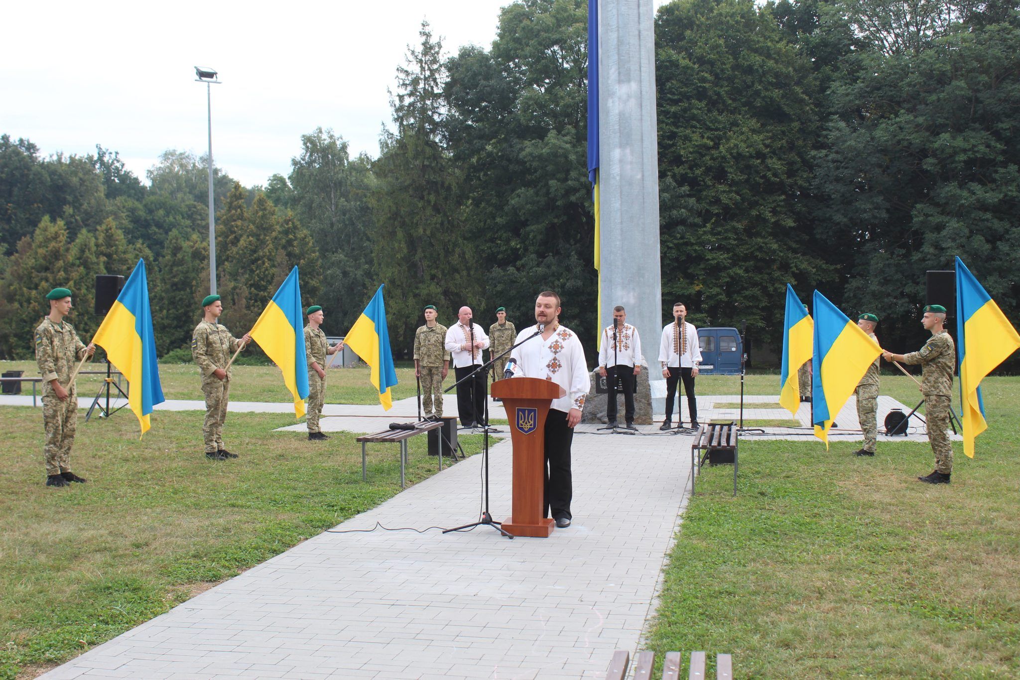 Новини Хмельницького - фото з В дендропарку "Поділля" підняли найбільший прапор на території Хмельницької області