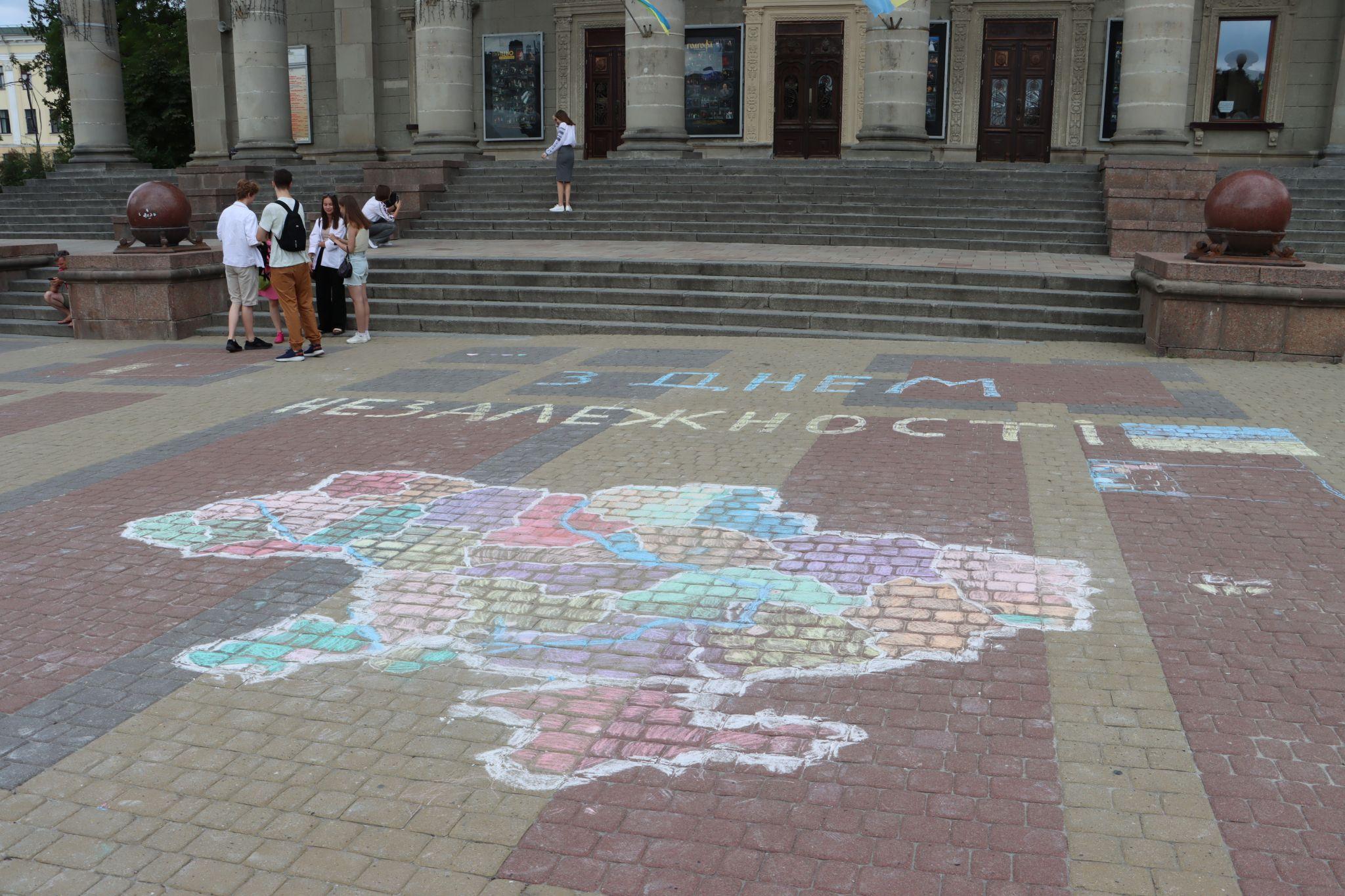 Новини Тернополя - фото з На Театральному майдані розмалювали карту України: фото дня