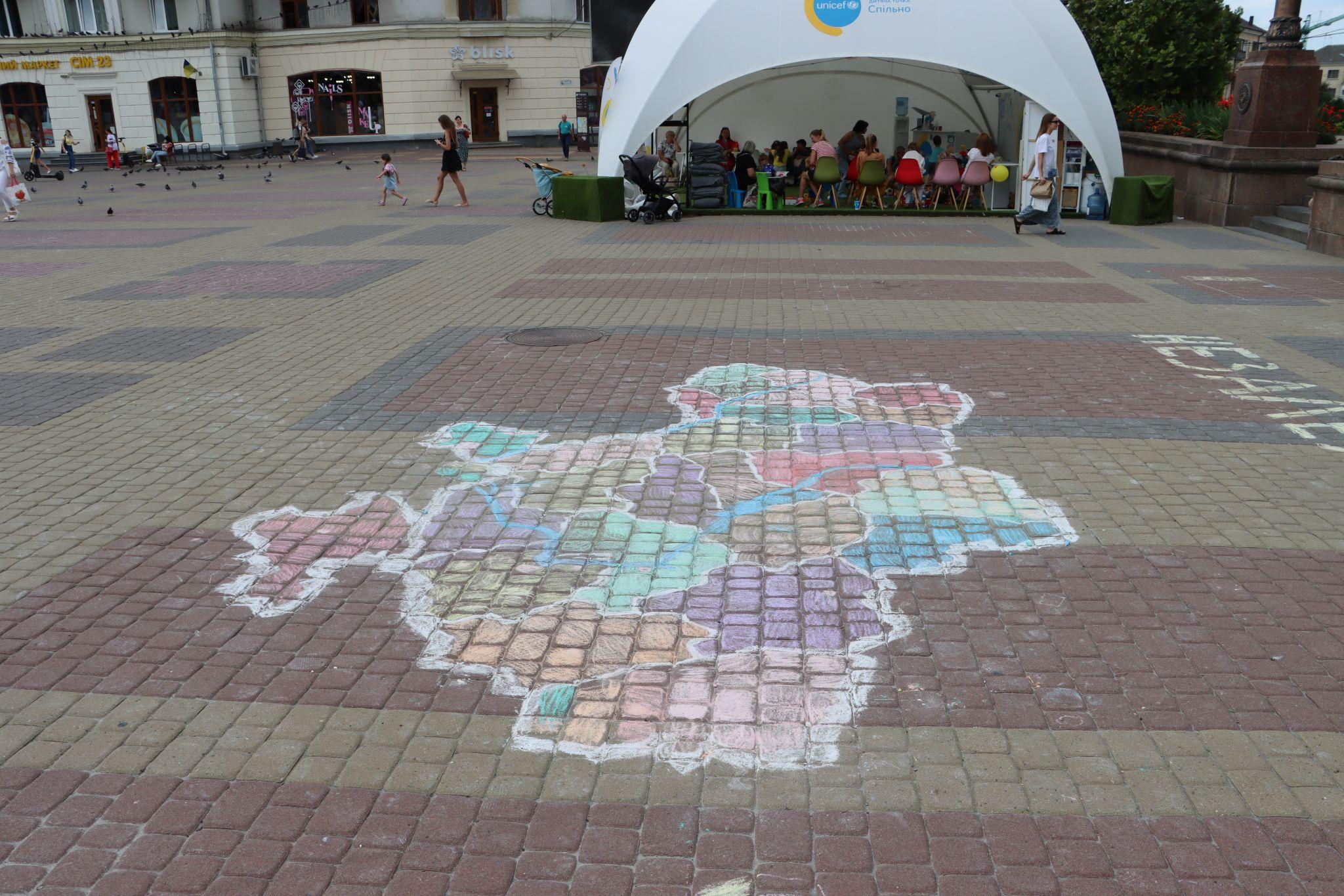 Новини Тернополя - фото з На Театральному майдані розмалювали карту України: фото дня