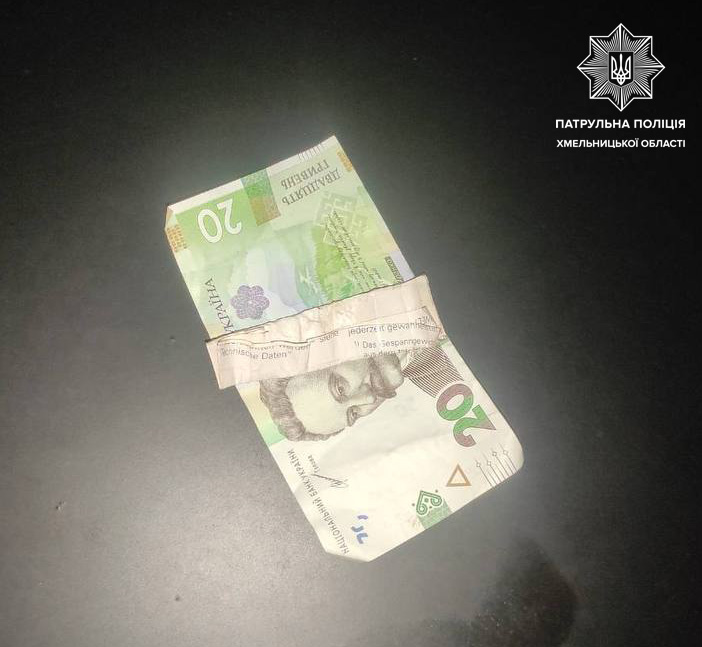 Новини Хмельницького - фото з На Шухевича зупинили водія з наркотиками Возможно, это изображение деньги и текст