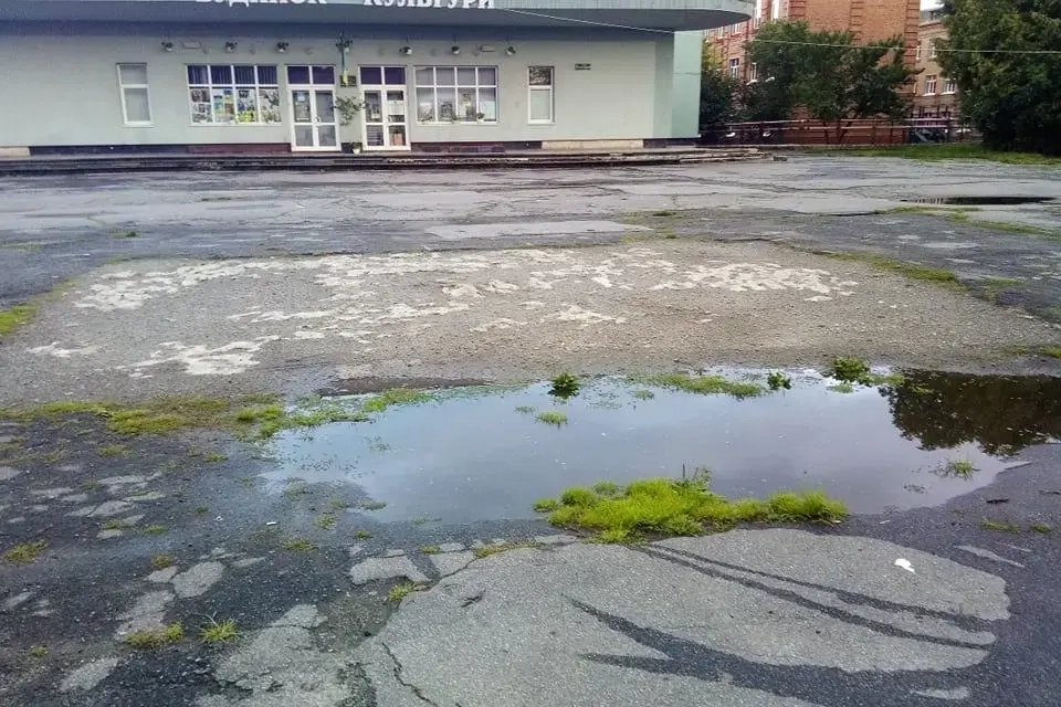 Новини Козятина - фото з Фото-відео дня: у Козятині латають центральну площу міста