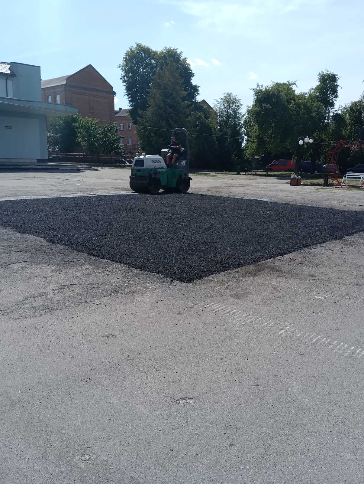 Новини Козятина - фото з Фото-відео дня: у Козятині латають центральну площу міста