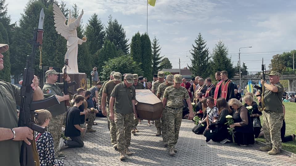 Новини Тернополя - фото з Віддав своє життя за Україну: на Тернопільщині попрощалися з молодим Героєм Тарасом Романюком
