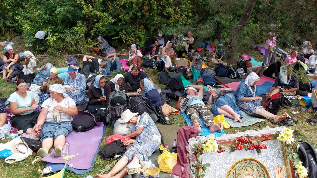 Новини Тернополя - фото з Мовчіть! Благословення не давали. Як «20 хвилин» поспілкувались з паломниками УПЦ, які йдуть до Почаєва