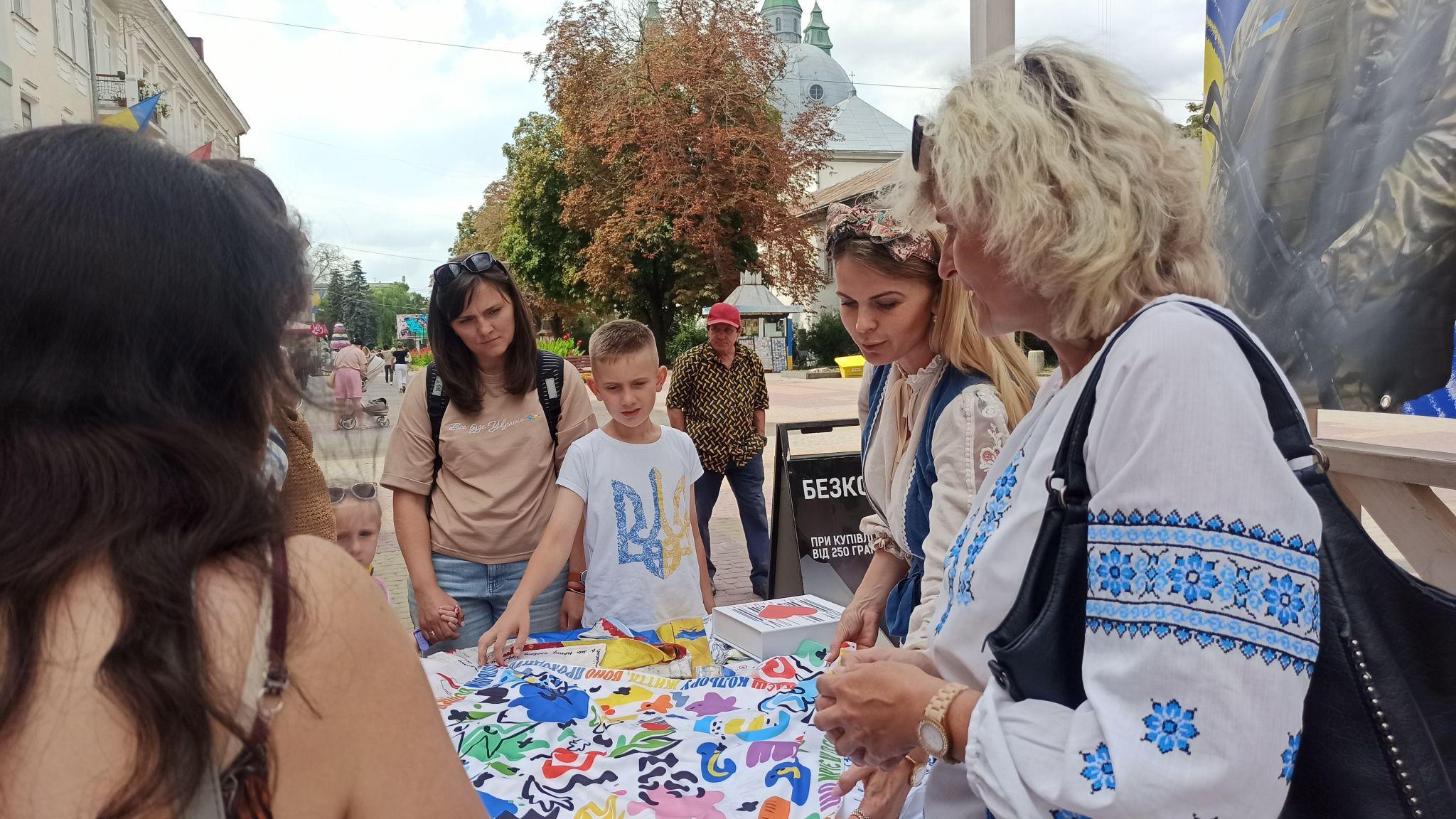 Новини Тернополя - фото з Тернопільська дизайнерка продає хустки власного бренду за донат на ЗСУ: де купити?
