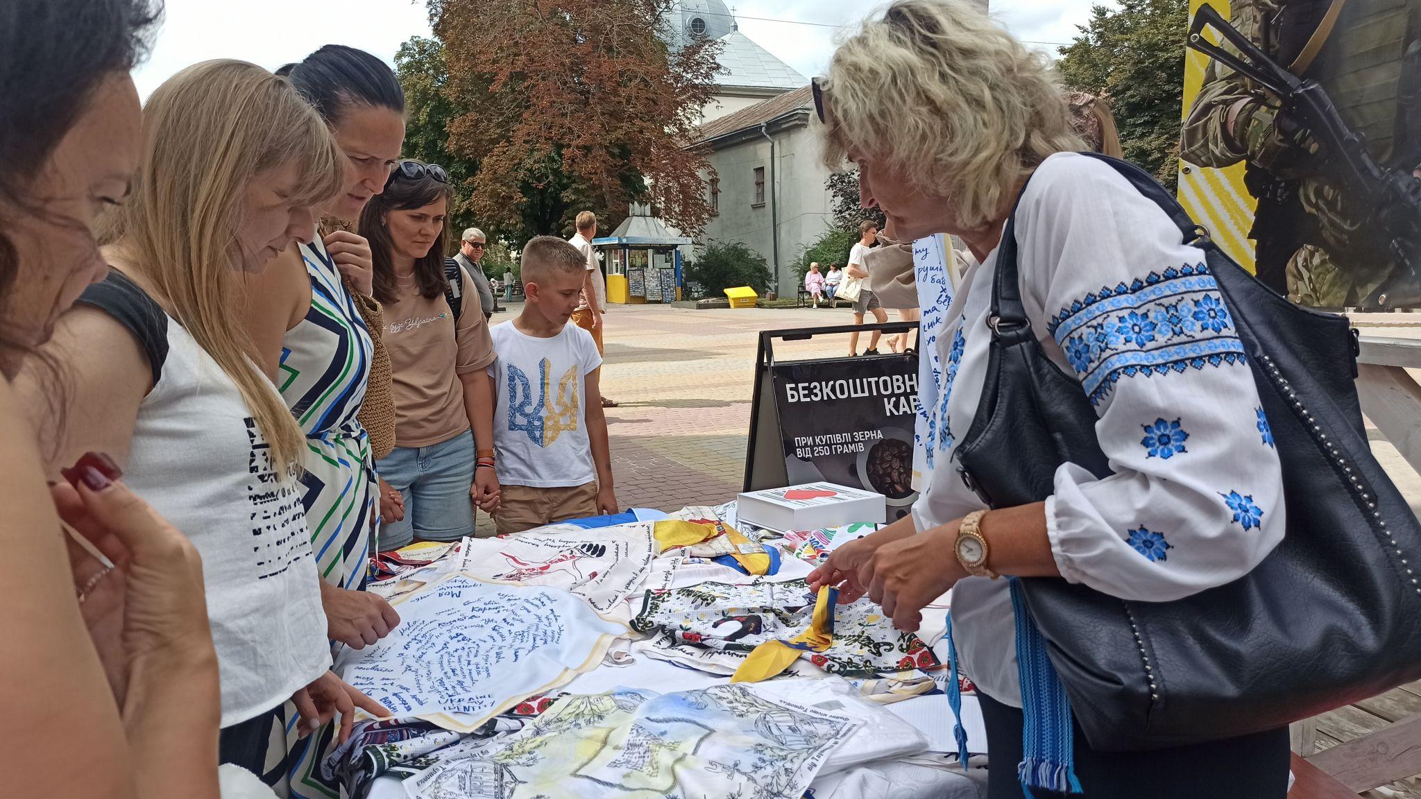Новини Тернополя - фото з Тернопільська дизайнерка продає хустки власного бренду за донат на ЗСУ: де купити?