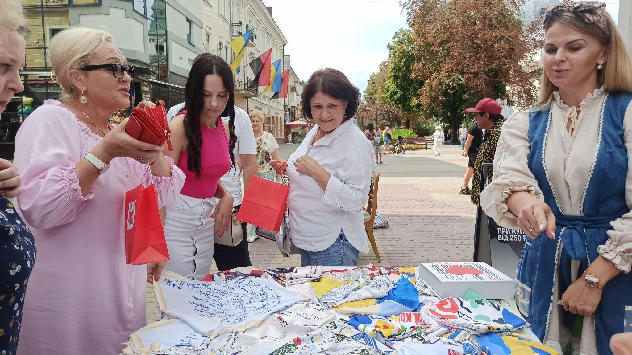 Новини Тернополя - фото з Тернопільська дизайнерка продає хустки власного бренду за донат на ЗСУ: де купити?