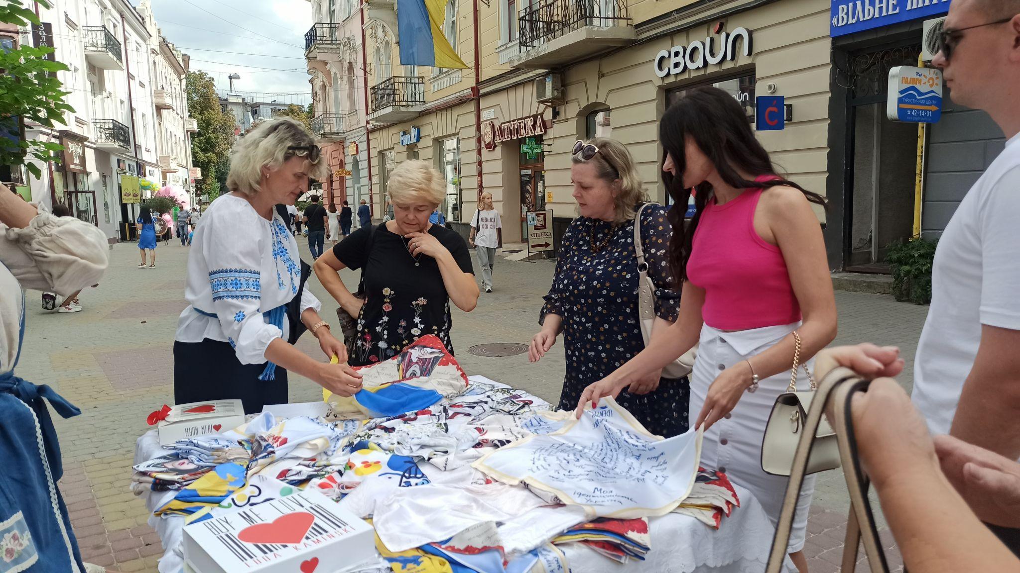 Новини Тернополя - фото з Тернопільська дизайнерка продає хустки власного бренду за донат на ЗСУ: де купити?