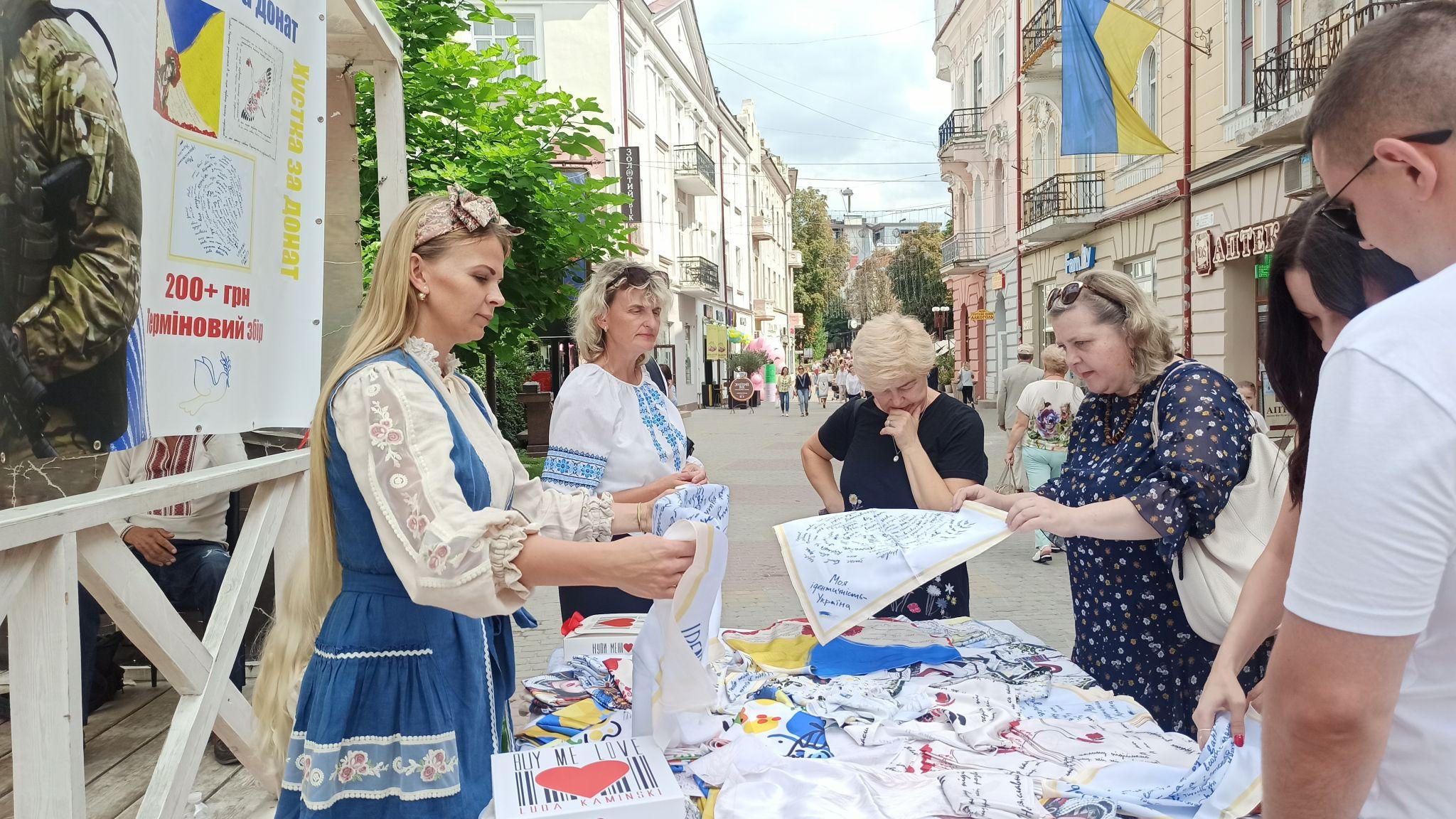Новини Тернополя - фото з Тернопільська дизайнерка продає хустки власного бренду за донат на ЗСУ: де купити?