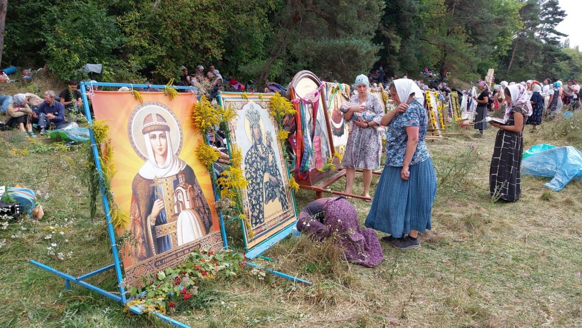 Новини Тернополя - фото з Мовчіть! Благословення не давали. Як «20 хвилин» поспілкувались з паломниками УПЦ, які йдуть до Почаєва