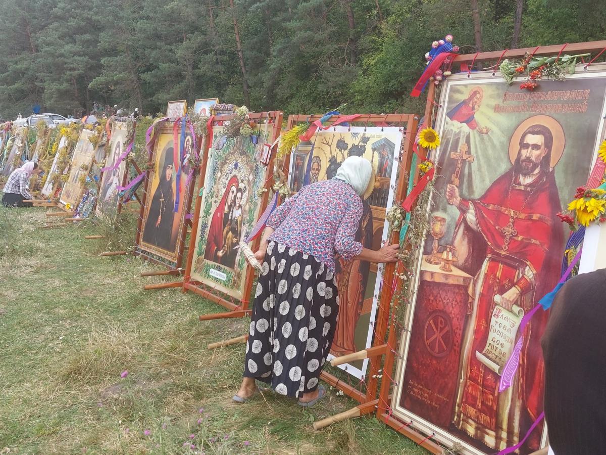 Новини Тернополя - фото з Мовчіть! Благословення не давали. Як «20 хвилин» поспілкувались з паломниками УПЦ, які йдуть до Почаєва