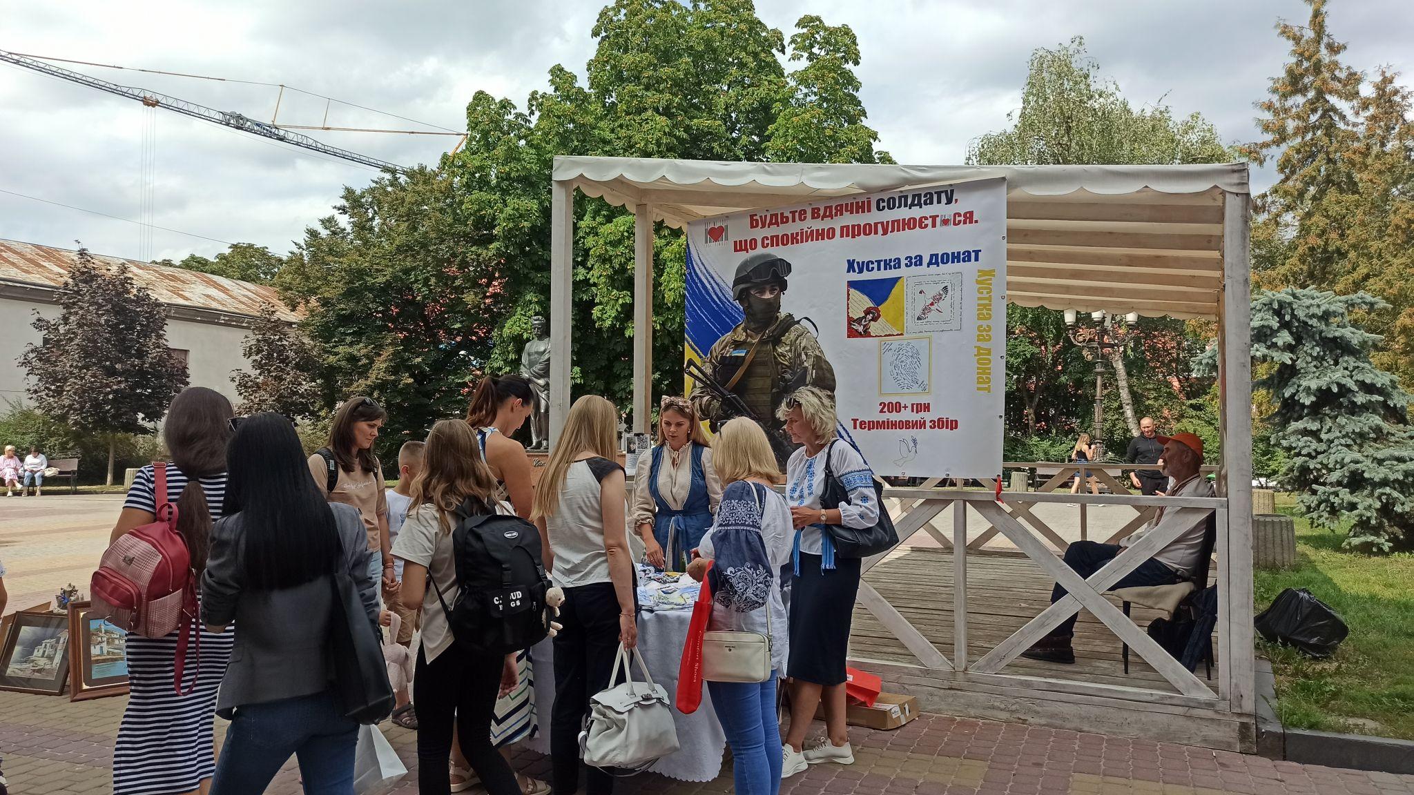 Новини Тернополя - фото з Тернопільська дизайнерка продає хустки власного бренду за донат на ЗСУ: де купити?