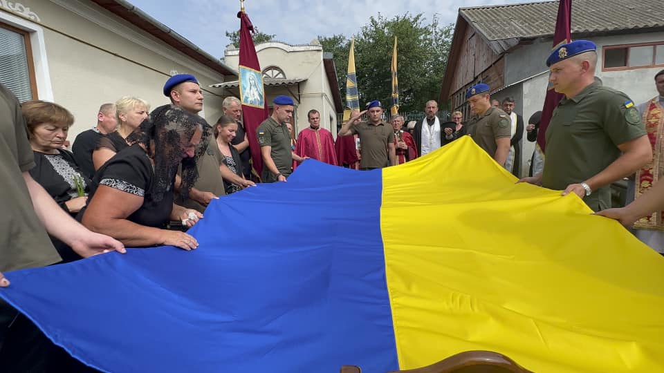 Новини Тернополя - фото з Віддав своє життя за Україну: на Тернопільщині попрощалися з молодим Героєм Тарасом Романюком