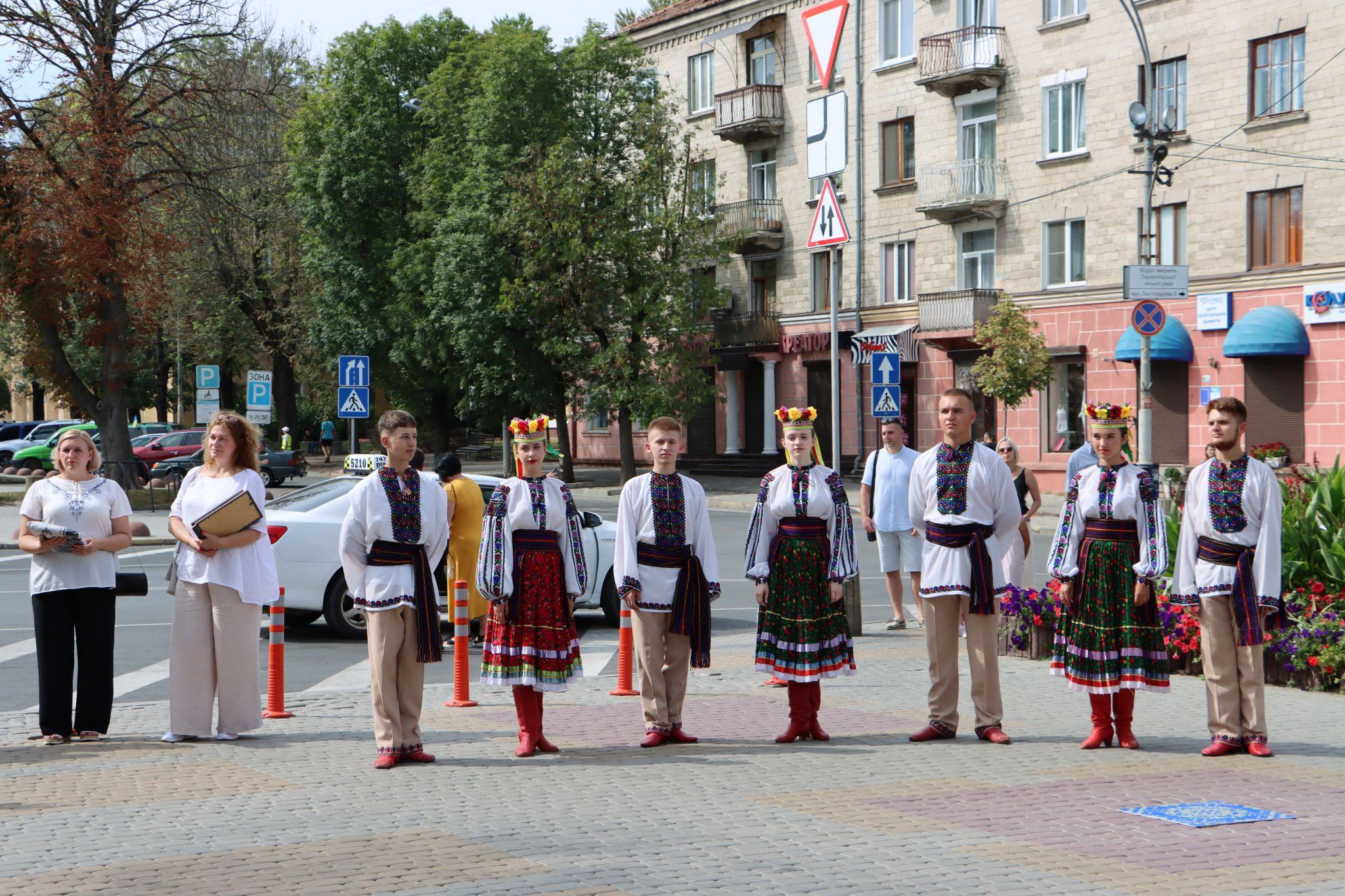 Новини Тернополя - фото з Нова бронзова «зірка» з'явилась у Тернополі неподалік Катедри