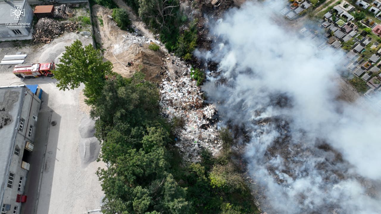 Новини Тернополя - фото з Горіло стихійне сміттєзвалище поруч з кладовищем на Микулинецькій