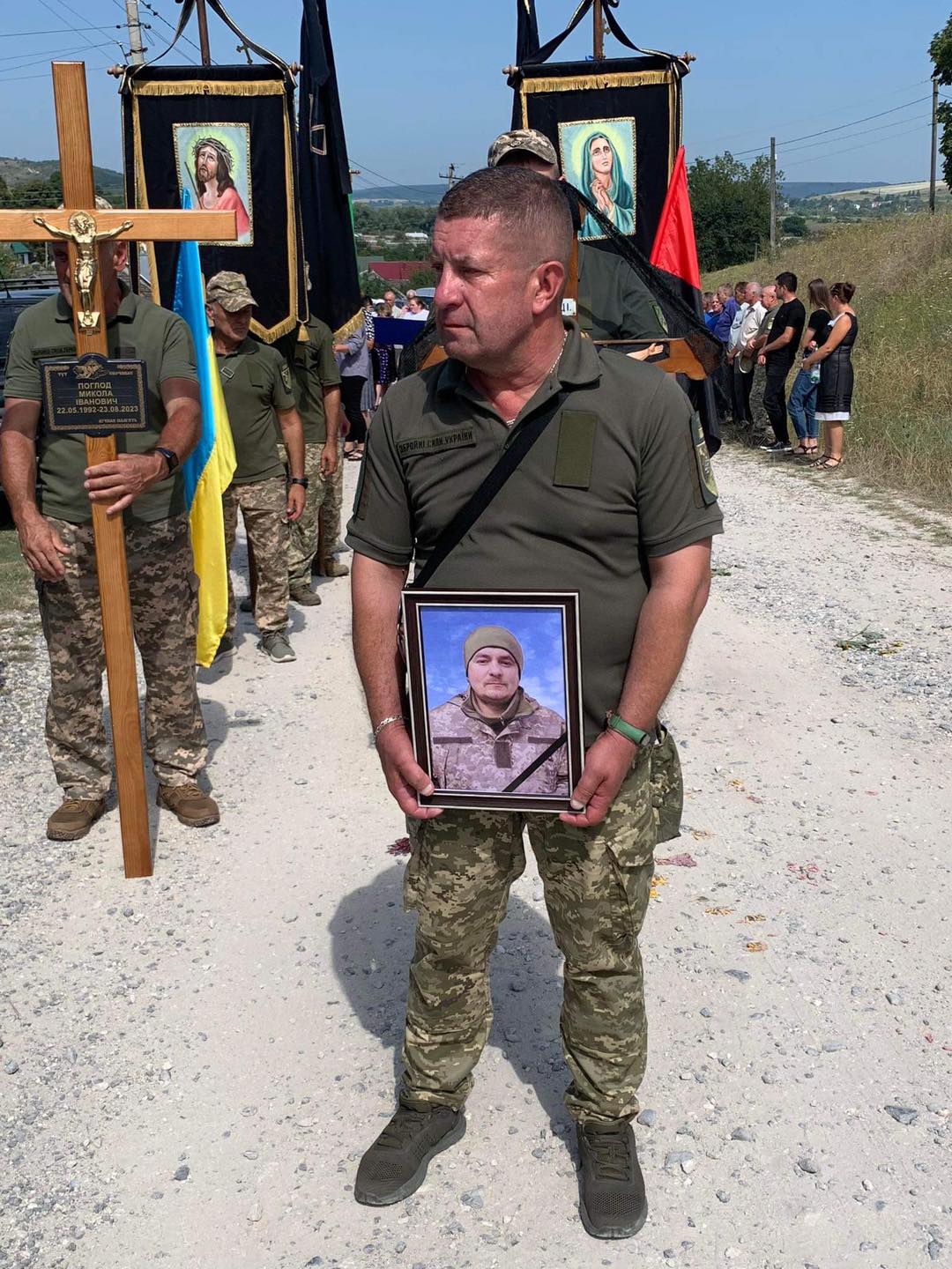 Новини Тернополя - фото з На Тернопільщині в останню путь провели Героя-Захисника Миколу Поглода