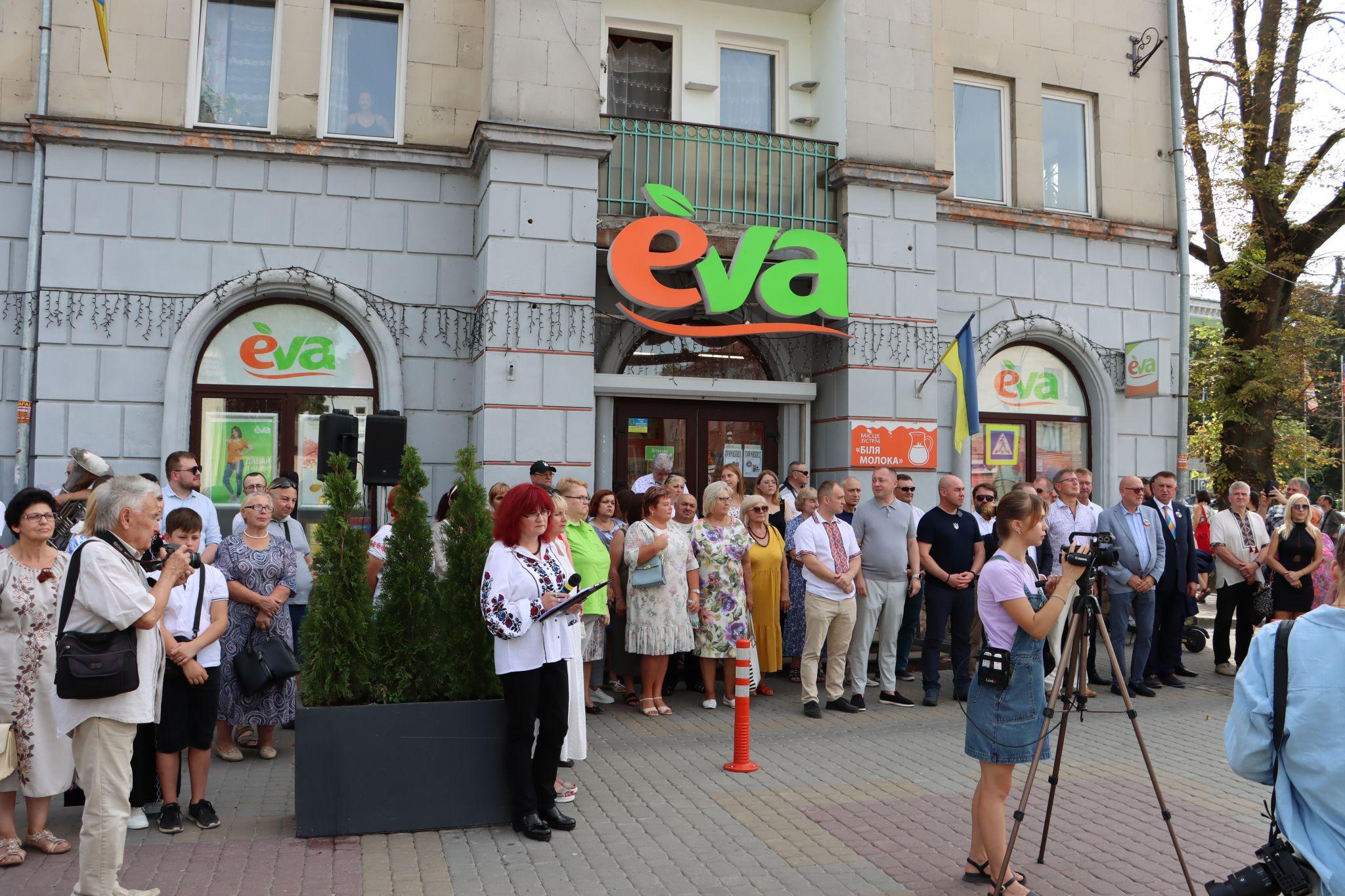 Новини Тернополя - фото з Нова бронзова «зірка» з'явилась у Тернополі неподалік Катедри