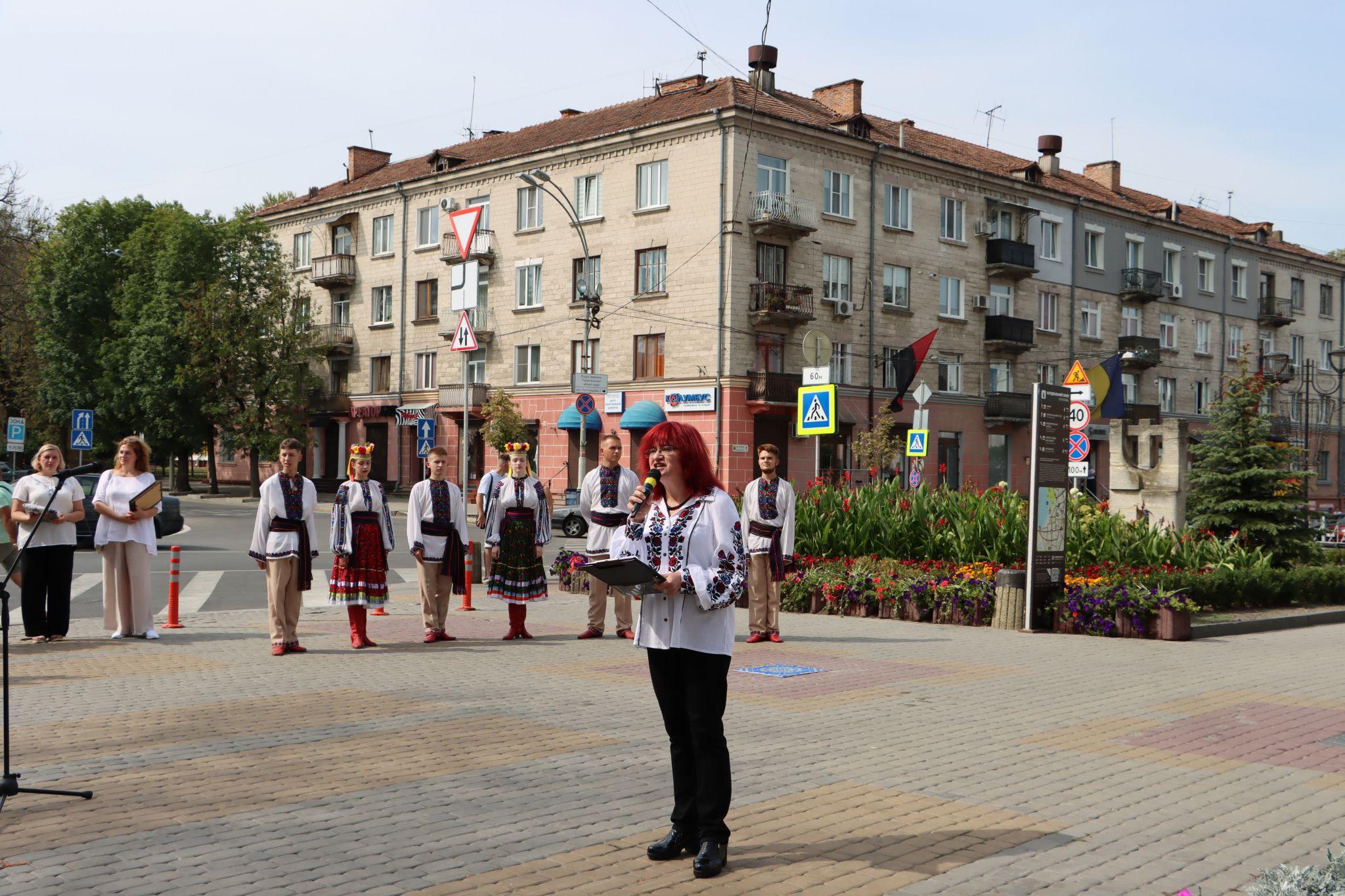 Новини Тернополя - фото з Нова бронзова «зірка» з'явилась у Тернополі неподалік Катедри