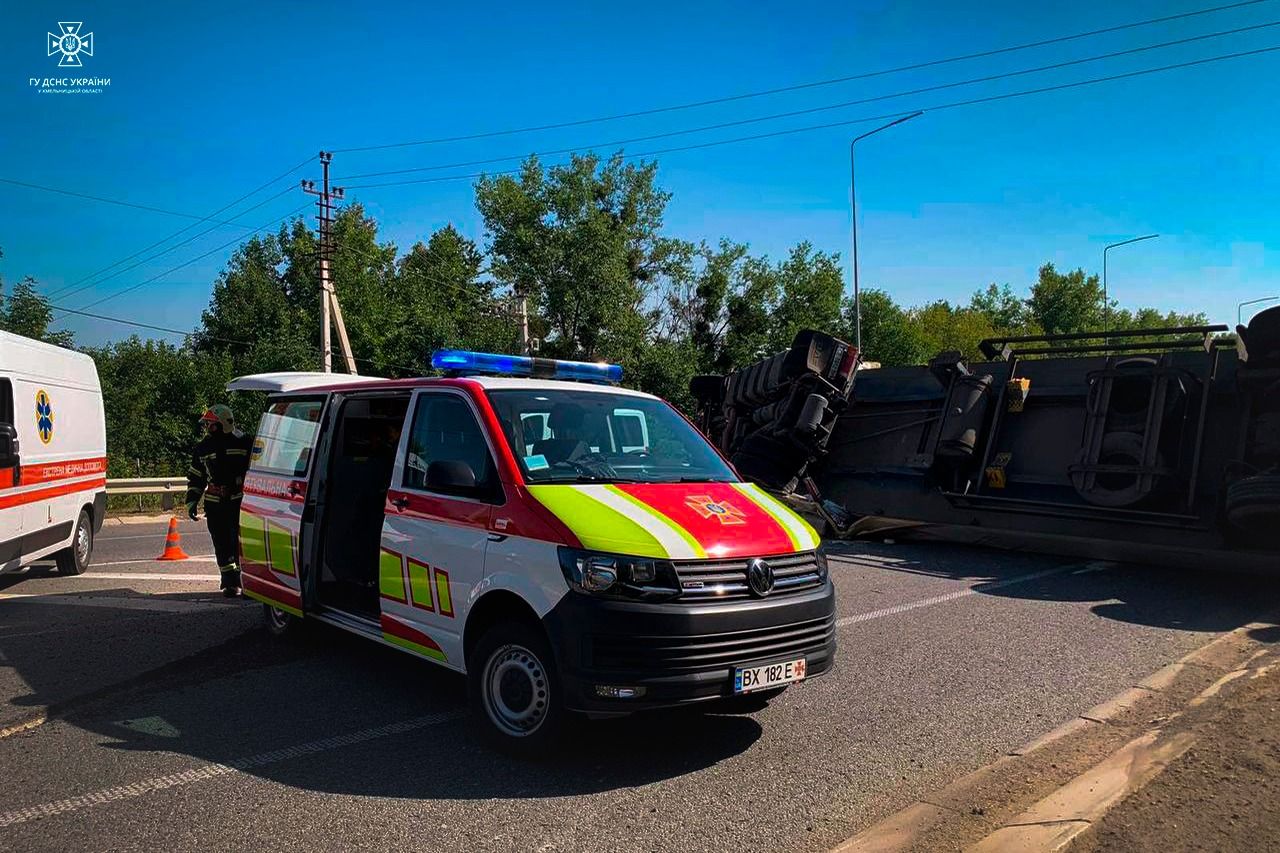 Новини Хмельницького - фото з Аварія на Кам’янеччині: на “тещиному язику” перевернулась фура