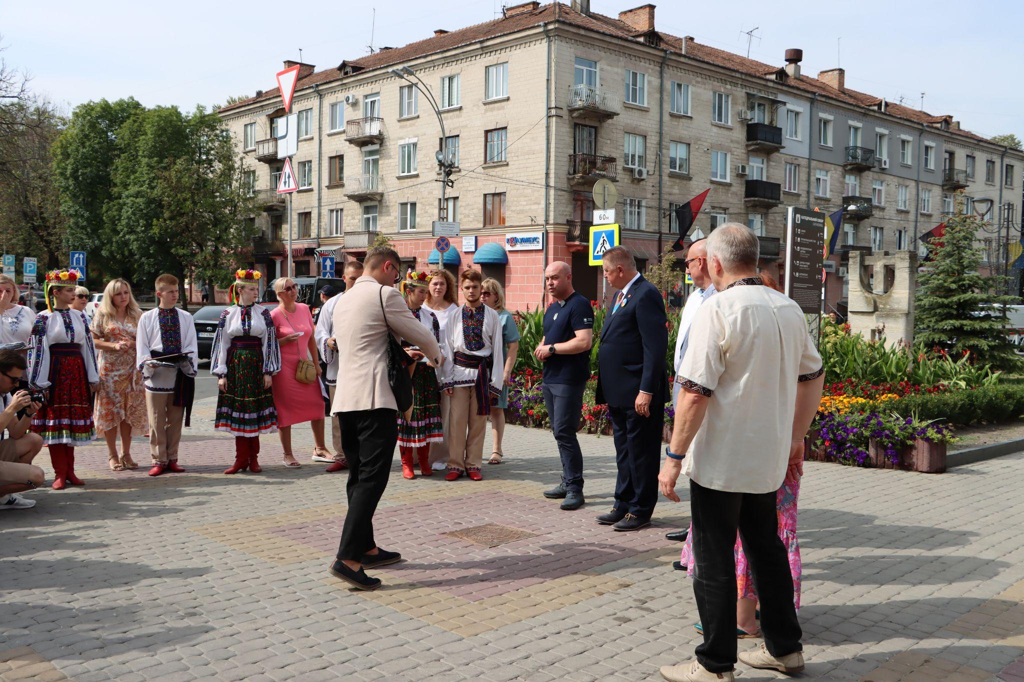 Новини Тернополя - фото з Нова бронзова «зірка» з'явилась у Тернополі неподалік Катедри