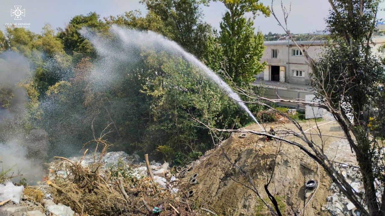 Новини Тернополя - фото з Горіло стихійне сміттєзвалище поруч з кладовищем на Микулинецькій