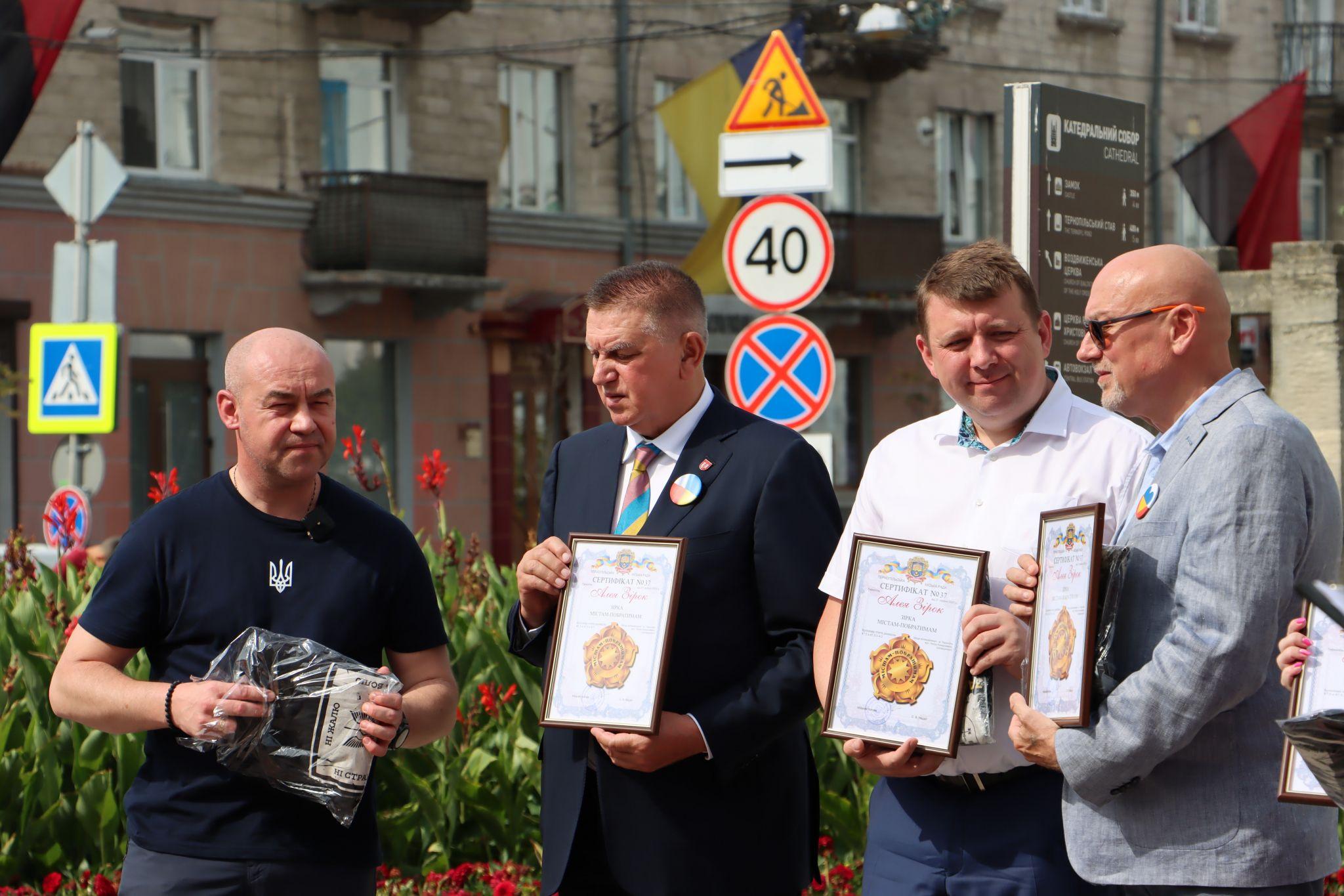 Новини Тернополя - фото з Нова бронзова «зірка» з'явилась у Тернополі неподалік Катедри