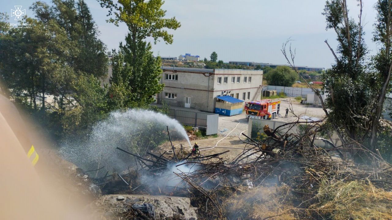 Новини Тернополя - фото з Горіло стихійне сміттєзвалище поруч з кладовищем на Микулинецькій
