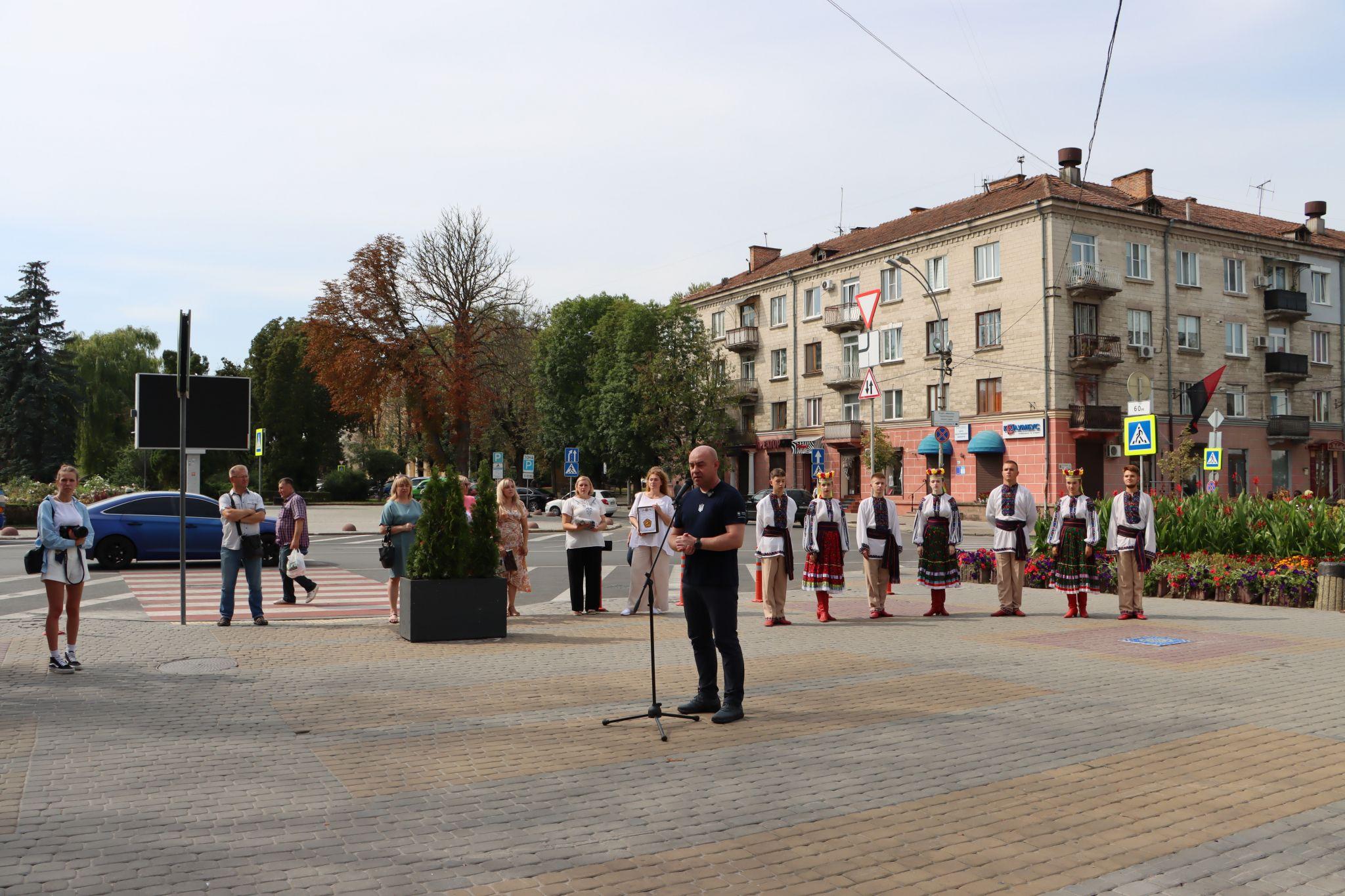 Новини Тернополя - фото з Нова бронзова «зірка» з'явилась у Тернополі неподалік Катедри