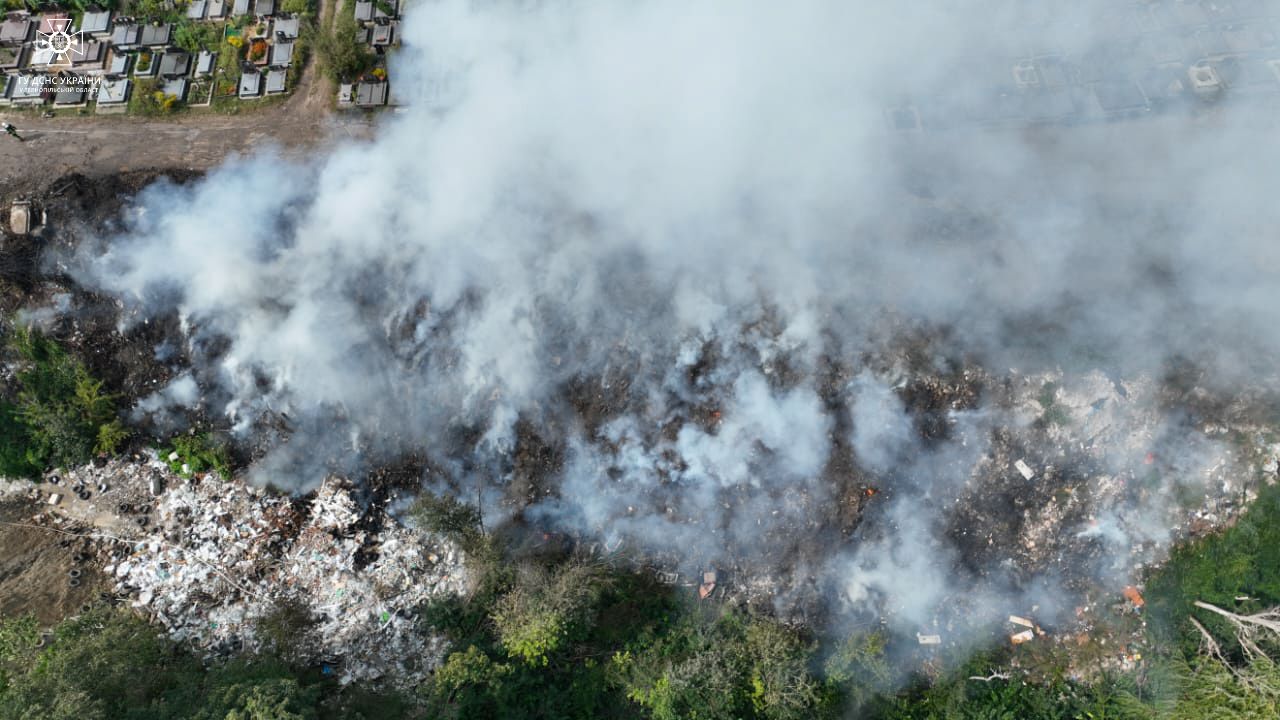 Новини Тернополя - фото з Горіло стихійне сміттєзвалище поруч з кладовищем на Микулинецькій