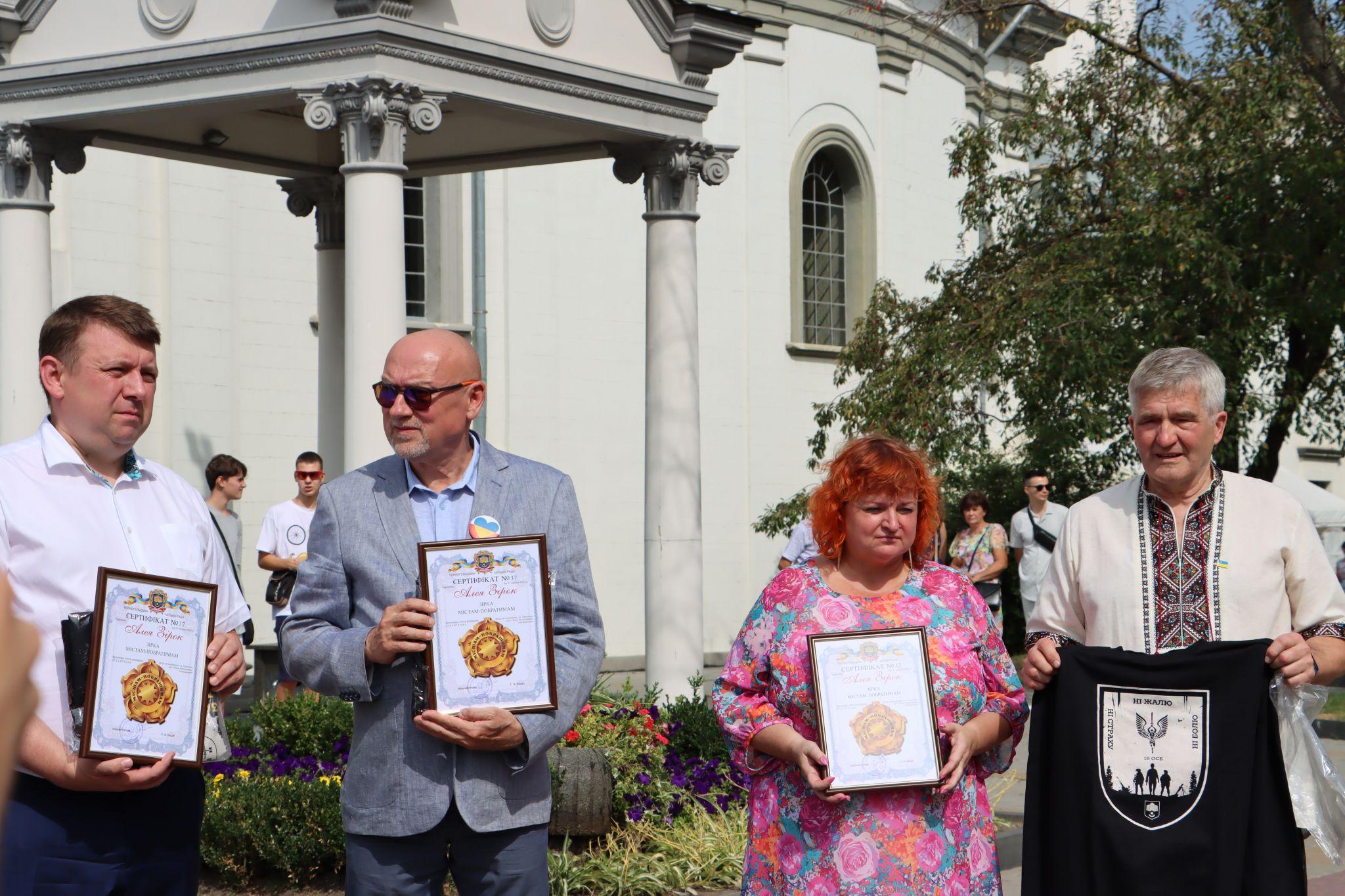 Новини Тернополя - фото з Нова бронзова «зірка» з'явилась у Тернополі неподалік Катедри