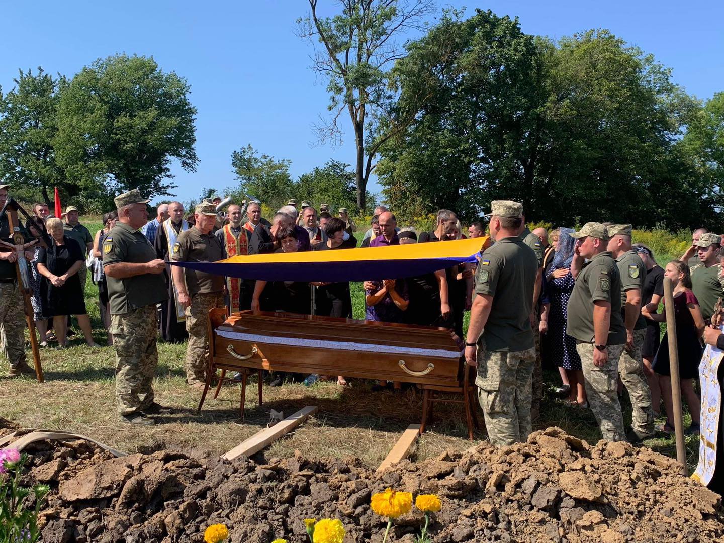 Новини Тернополя - фото з На Тернопільщині в останню путь провели Героя-Захисника Миколу Поглода
