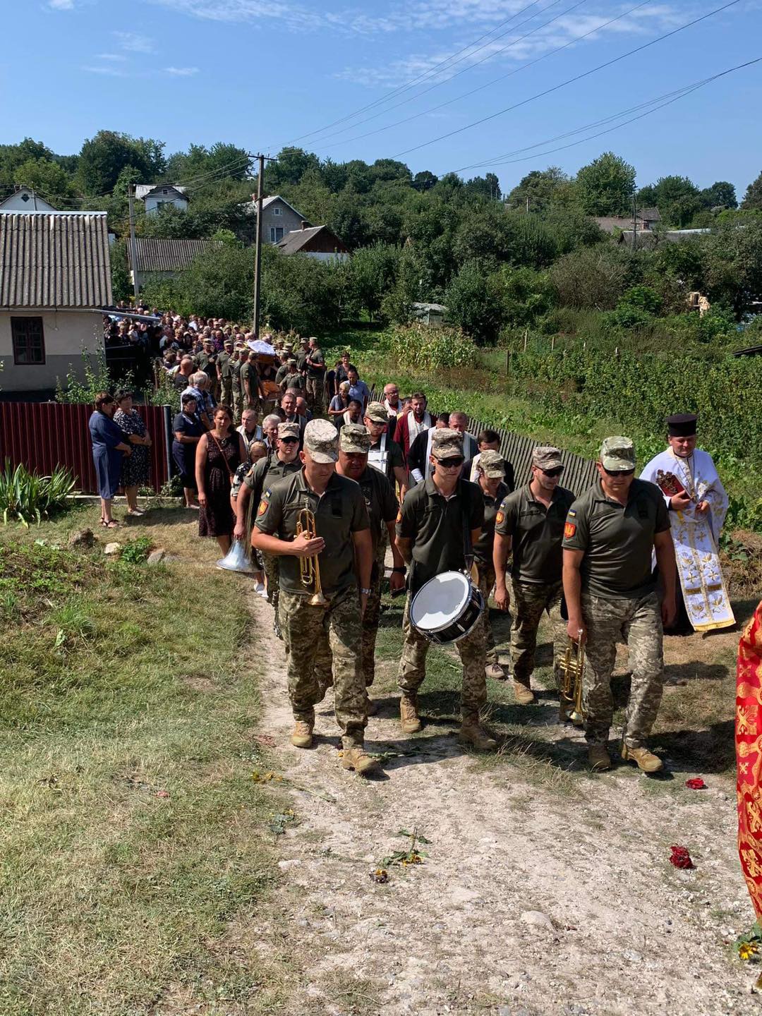 Новини Тернополя - фото з На Тернопільщині в останню путь провели Героя-Захисника Миколу Поглода