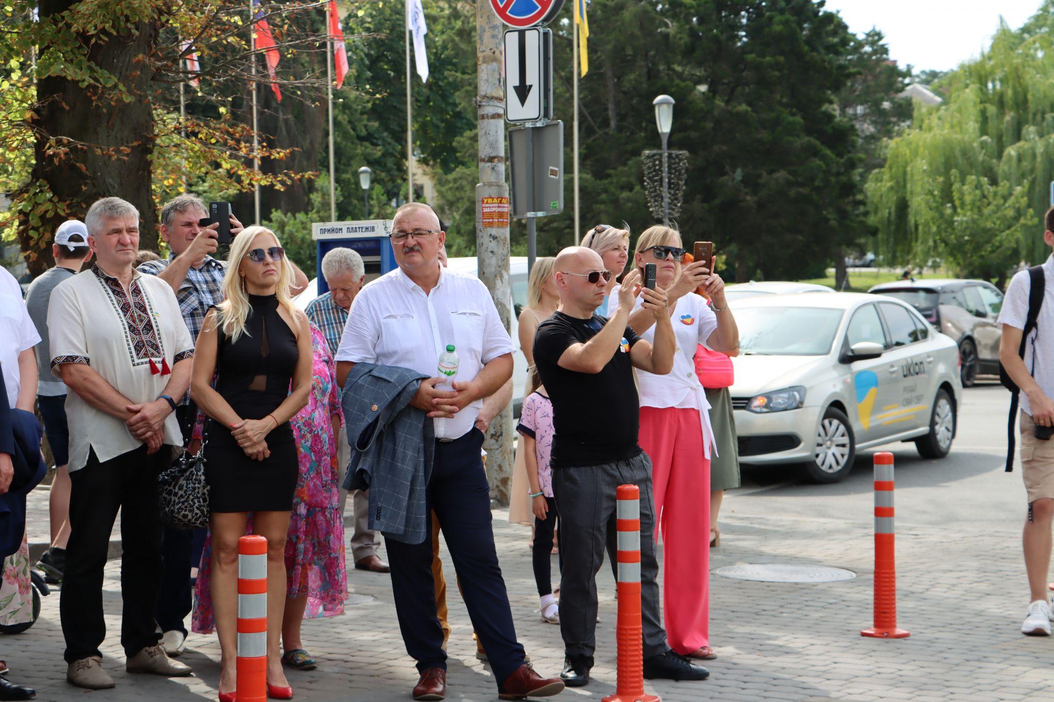 Новини Тернополя - фото з Нова бронзова «зірка» з'явилась у Тернополі неподалік Катедри