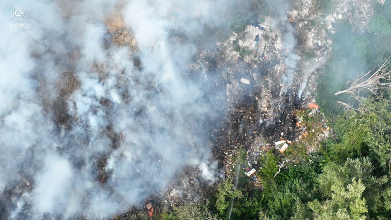 Новини Тернополя - фото з Горіло стихійне сміттєзвалище поруч з кладовищем на Микулинецькій