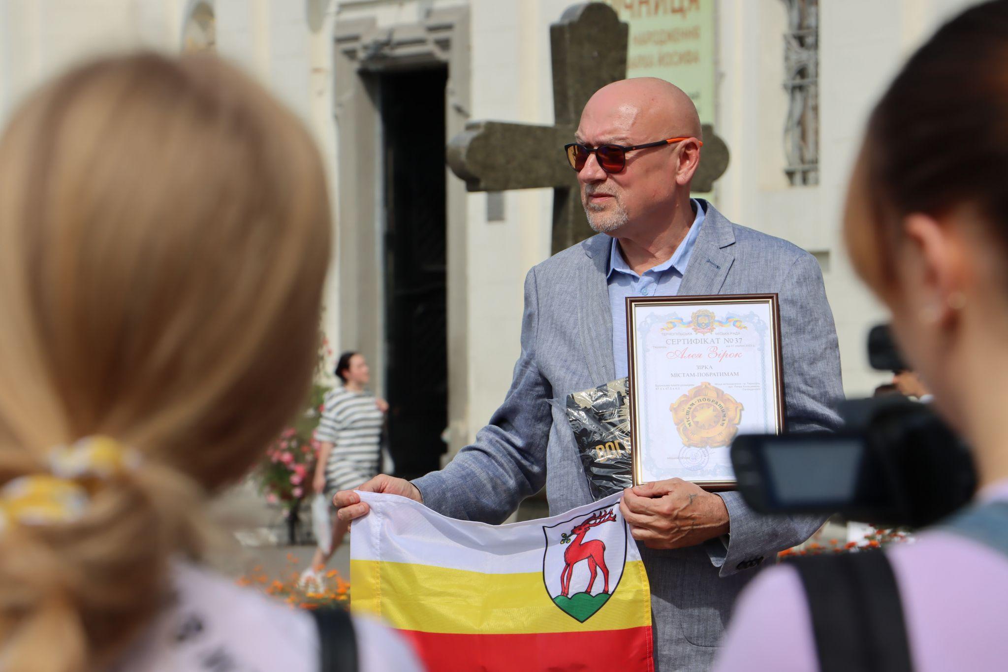 Новини Тернополя - фото з Нова бронзова «зірка» з'явилась у Тернополі неподалік Катедри