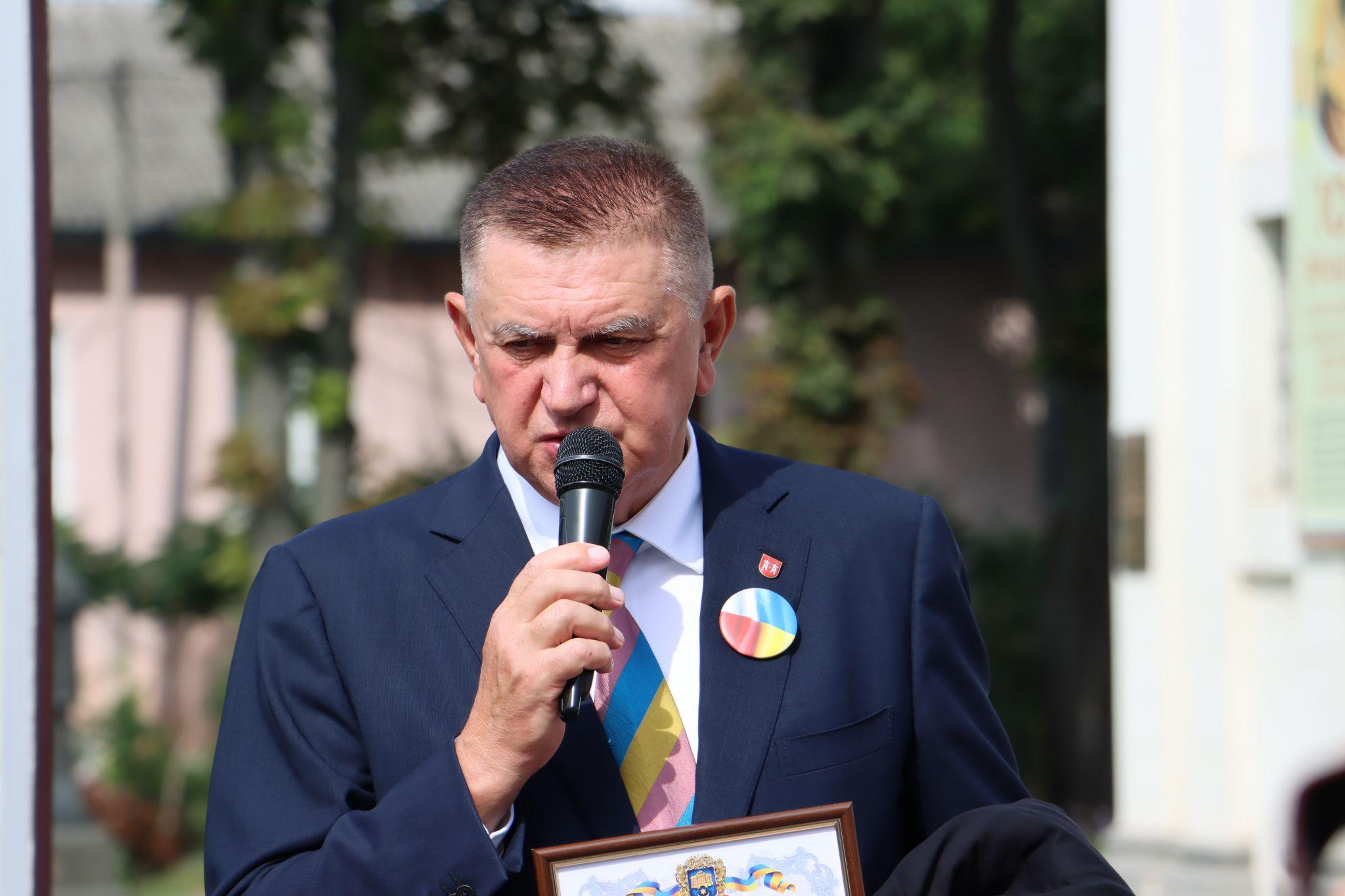 Новини Тернополя - фото з Нова бронзова «зірка» з'явилась у Тернополі неподалік Катедри