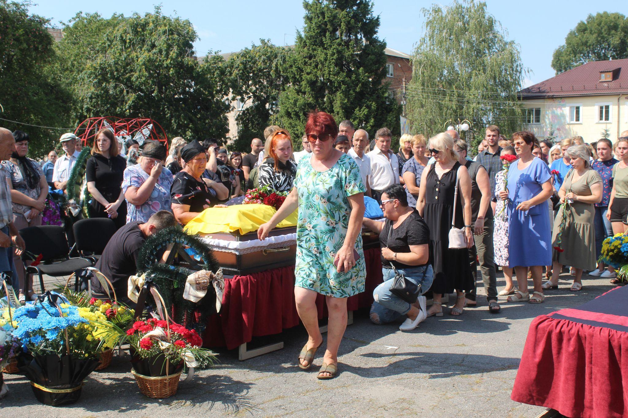 Новини Козятина - фото з Троє орлів з однієї родини: Ростік з Льонею воюють, наймолодший, Коля, загинув