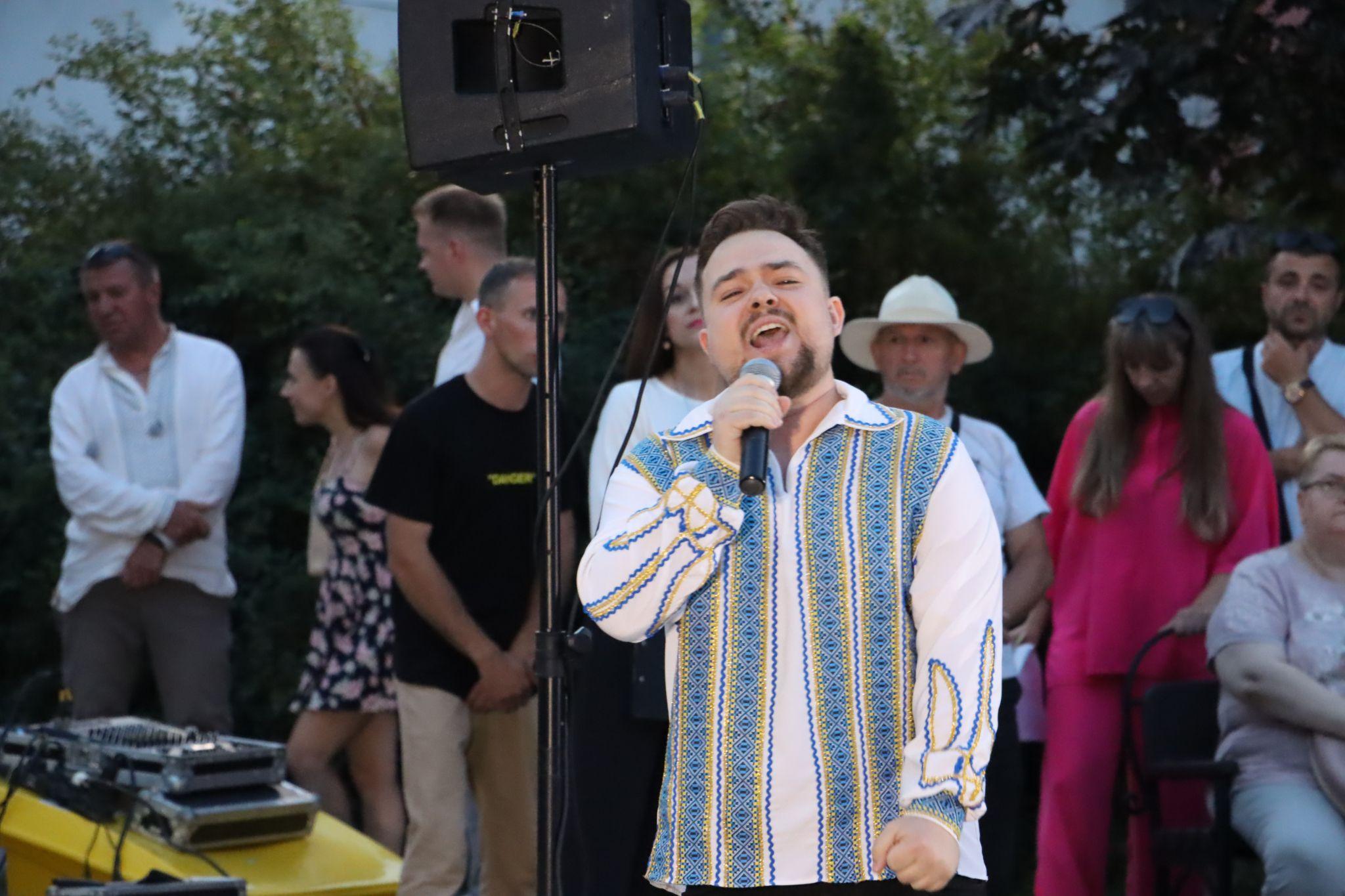 Новини Тернополя - фото з На вулиці Сагайдачного відкрили стелу, присвячену Героям: фоторепортаж