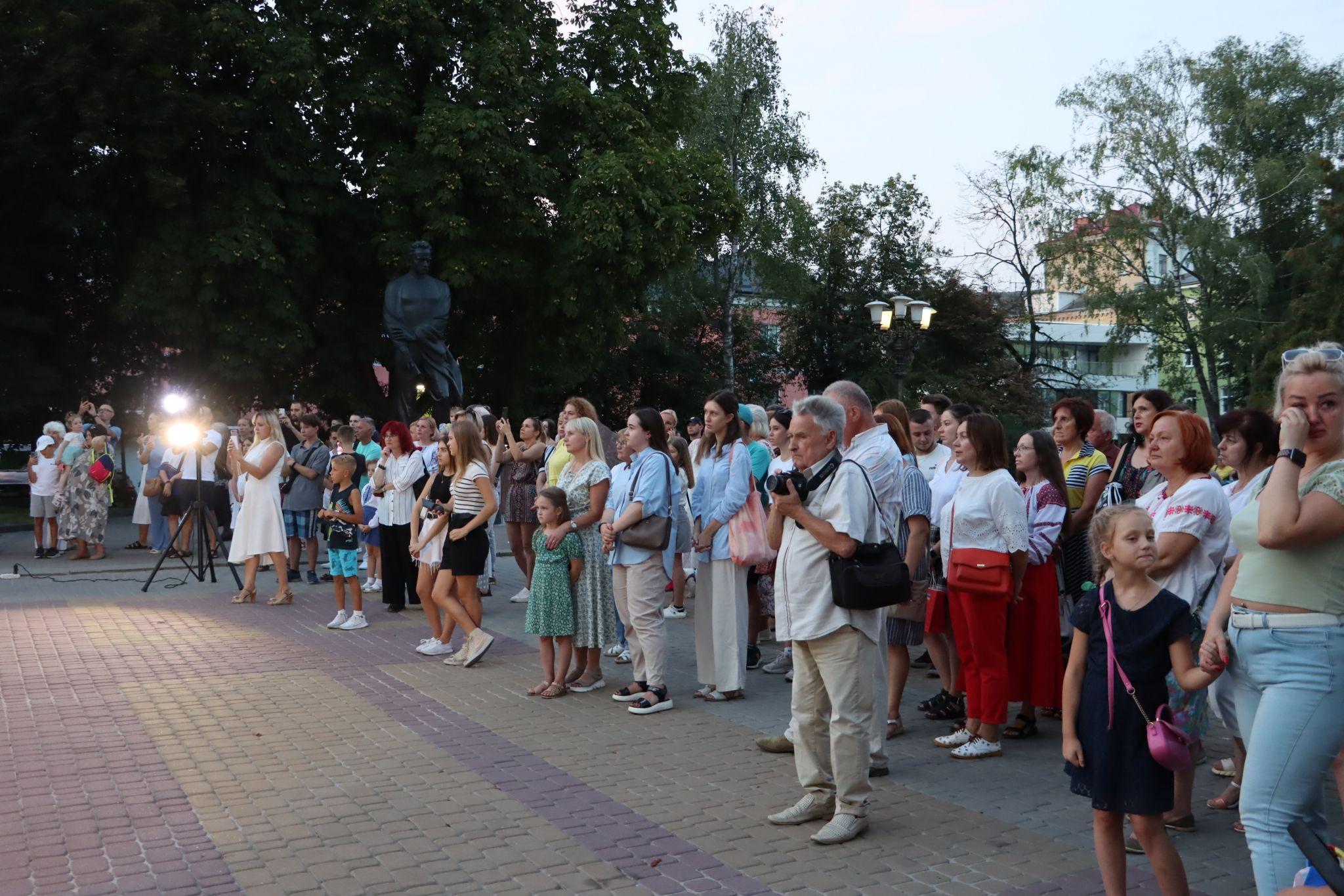 Новини Тернополя - фото з На вулиці Сагайдачного відкрили стелу, присвячену Героям: фоторепортаж